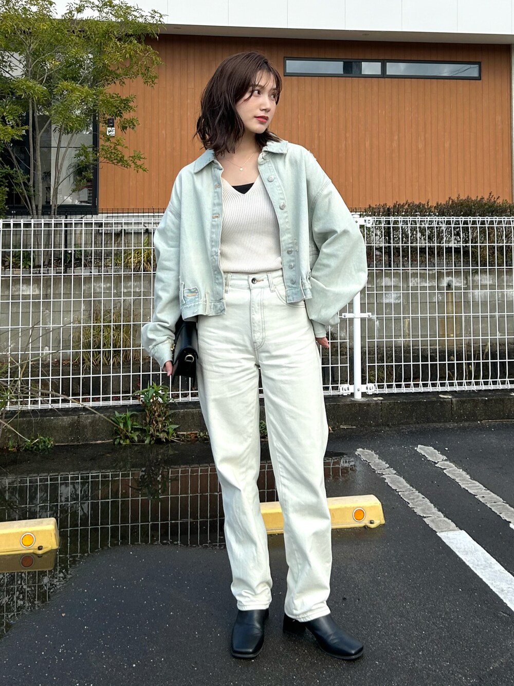 「お出かけコーデ、デニム、今日のコスメと服、ブーツ、ハンドバッグ、春コーデ、きれいめカジュアル、大人カジュアル、デートコーデ、カラーパンツ、春カラー、春アウター、淡色コーデ、似合うラボに行こう、デニムジャケット」｜「ZARAのアイテム（デニムジャケット、ブルー系）」を使った、𝚔𝚘𝚌𝚘𝚊さん（レディース・160cm）の冬コーディネートの3枚目の写真