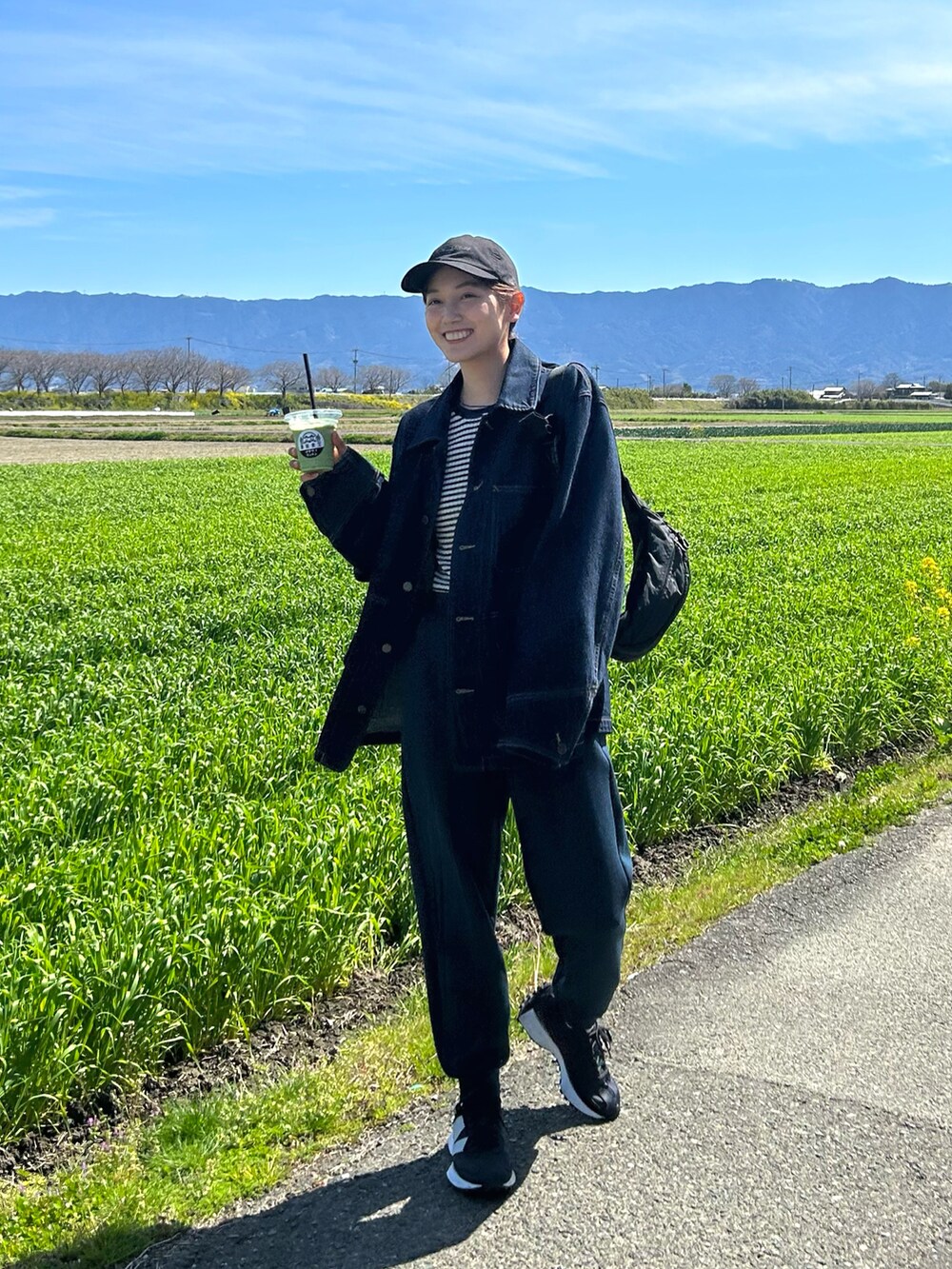 ブルー系のニット/セーター、ブルー系のデニムジャケット、ブルー系のパンツを着用したレディースの春コーディネートの5枚目の写真