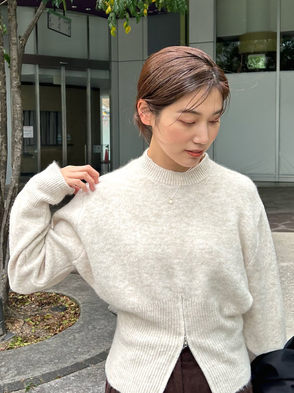「似合うラボに行こう、今日のコスメと服、ブーツ、プチプラ、トレンチコート、ニット、大人カジュアル、ハーフジップ、レイヤードスタイル、休日スタイル、春服みてみて、モノトーン、春アウター、春コーデ、オフィスカジュアル」|「AMELYのハーフジップニット(ニット/セーター、ベージュ系)」を使った、𝚔𝚘𝚌𝚘𝚊さん(レディース・160cm)の冬コーディネートの2枚目の写真