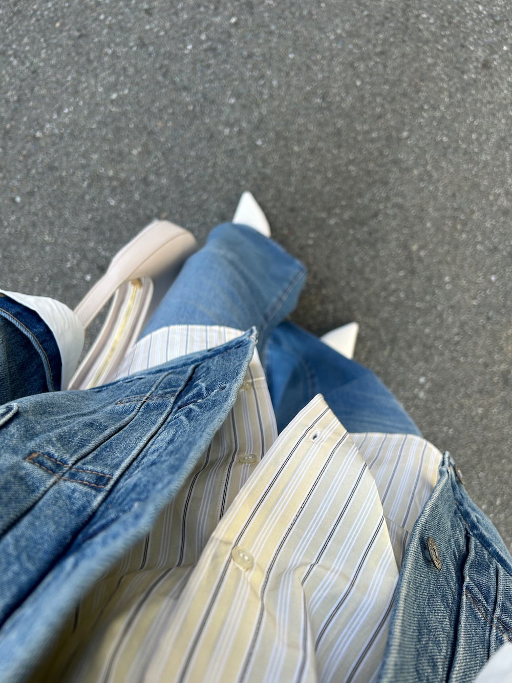 イエロー系のシャツ/ブラウス、ホワイト系のショルダーバッグ、ホワイト系のパンプスを着用したレディースの冬コーディネートの3枚目の写真