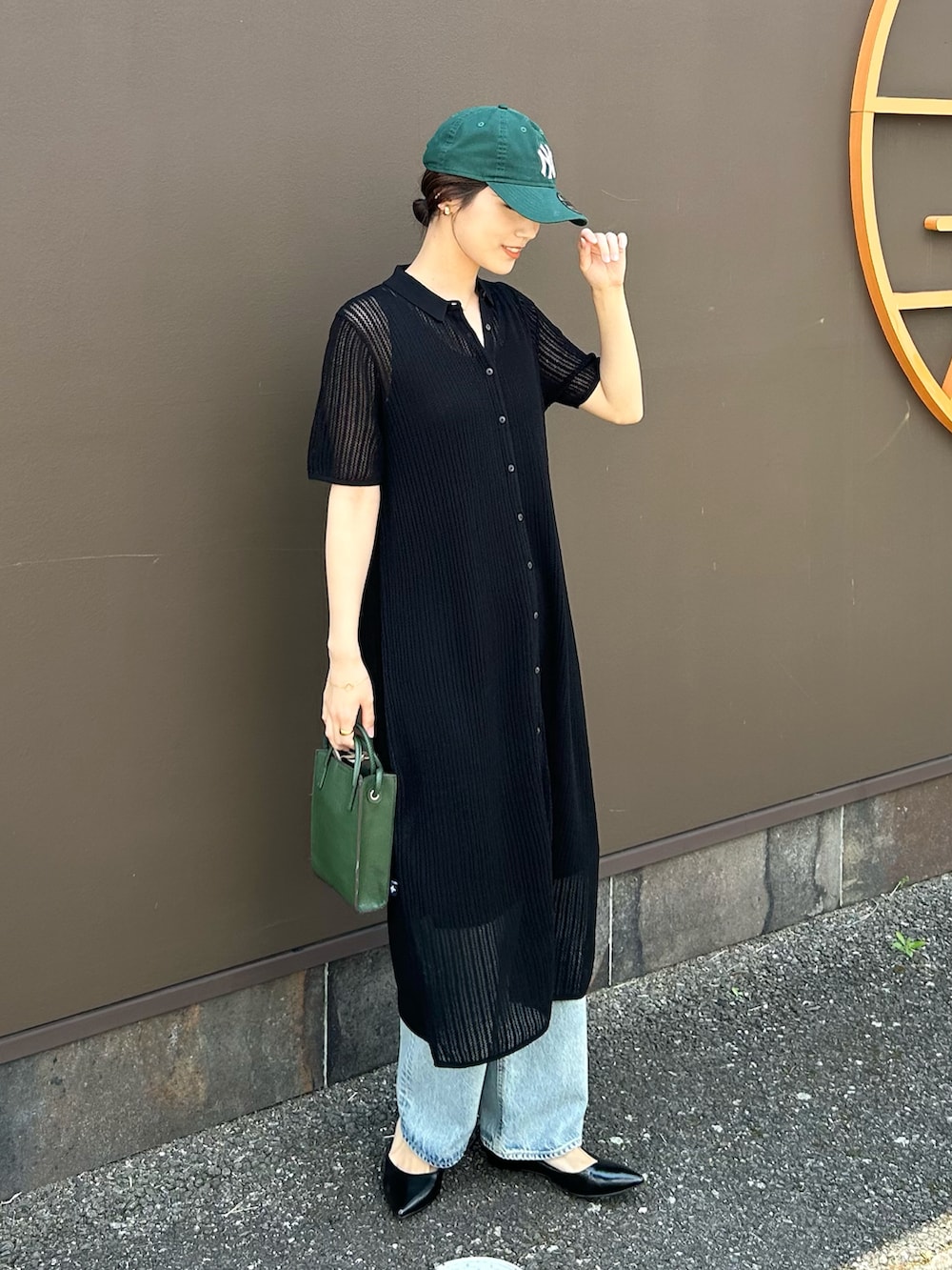 「モノトーン、雨の日コーデ、キャップ、プチプラ、ワンピース、オトナカジュアル、ブラックコーデ、夏コーデ、ニットワンピース、レイヤードスタイル、デニム、グリーン、きれいめカジュアル、デートコーデ、初夏コーデ」｜「FREAK'S STOREのNEW ERA/ニューエラ 9TWENTY　NY/クロスストラップ ウォッシュドコットン ニューヨーク・ヤンキース（キャップ、グリーン系）」を使った、𝚔𝚘𝚌𝚘𝚊さん（レディース・160cm）の夏コーディネートの2枚目の写真
