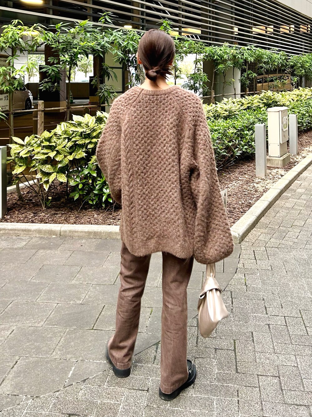 「ファッションを楽しもう、デニム、ニット、ビッグシルエット、シンプルコーデ、レイヤードスタイル、メガネ女子、きれいめカジュアル、冬コーデ、ローファー、厚底シューズ、ハンドバッグ、ミニバッグ、ワントーンコーデ、お出かけコーデ」｜「JINSのアイテム（メガネ、ブラック系）」を使った、𝚔𝚘𝚌𝚘𝚊さん（レディース・160cm）の秋コーディネートの2枚目の写真