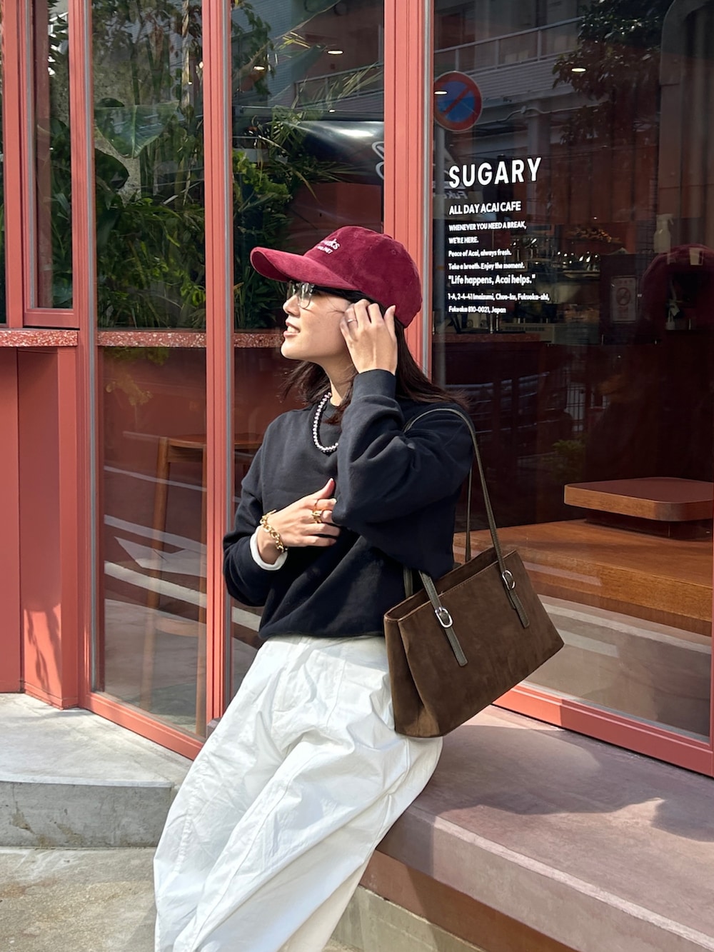 グリーン系のハンドバッグ、ホワイト系のその他パンツ、ゴールド系のブレスレットを着用したレディースの秋コーディネートの4枚目の写真