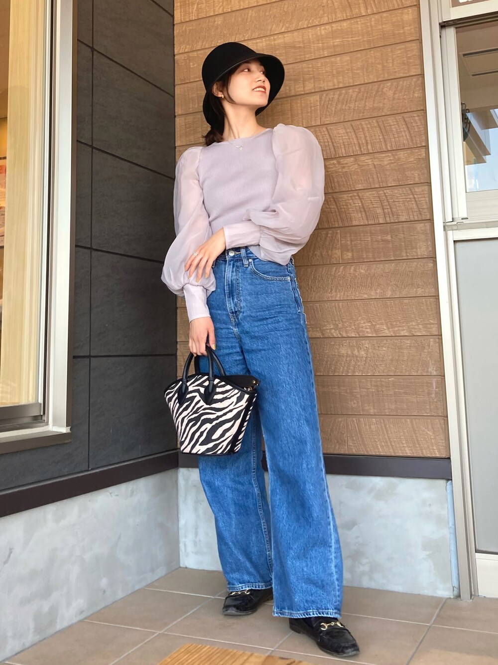 パープル系のニット/セーター、その他のバッグ、ブルー系のデニムパンツを着用したレディースの春コーディネートの3枚目の写真