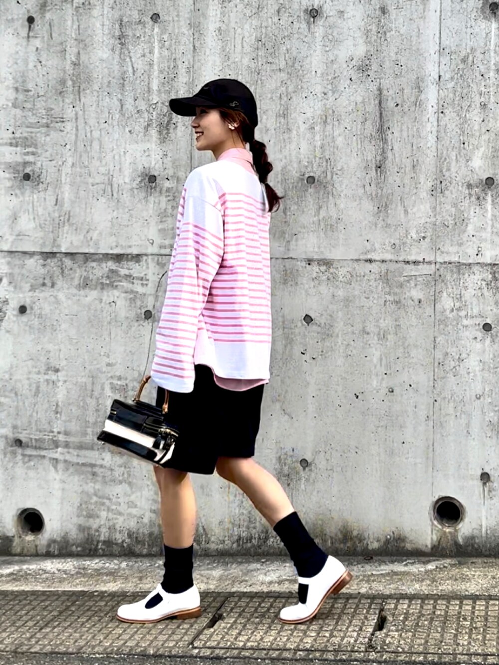 「春服デビュー宣言、休日スタイル、ハーフパンツ、キャップ、ローファー、スクエアバッグ、ボーダー、春服みてみて、ピンク、プチプラ、PR、シャツスタイル、ビッグシルエット、パステル映える春、レイヤードスタイル」｜「UNIQLOのアイテム（キャップ、ブラック系）」を使った、𝚔𝚘𝚌𝚘𝚊さん（レディース・160cm）の春コーディネートの3枚目の写真