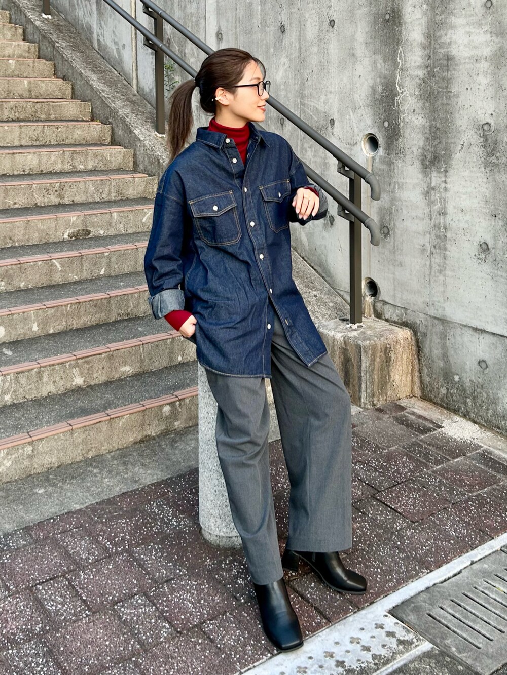 「ファッションを楽しもう、今日のコスメと服、秋コーデ、スラックス、プチプラ、ブーツ、メガネ女子、デニム、シャツスタイル、ニット、タートルネック、赤、ワイドパンツ、ショルダーバッグ、きれいめカジュアル」|「UNIQLOのアイテム(ニット/セーター、レッド系)」を使った、𝚔𝚘𝚌𝚘𝚊さん(レディース・160cm)の秋コーディネートの5枚目の写真