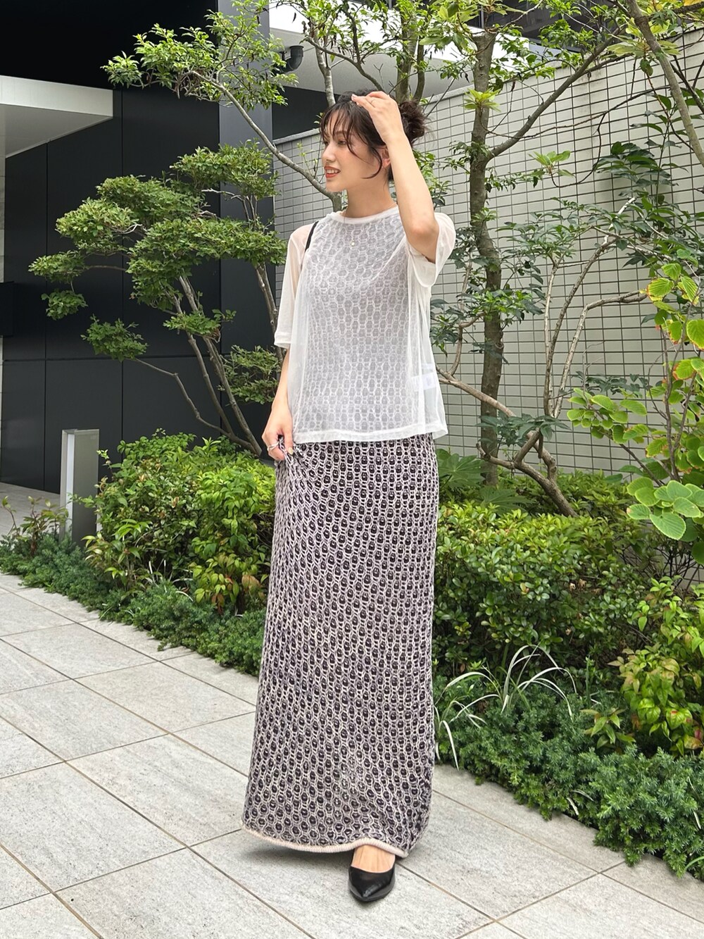 ホワイト系のTシャツ/カットソー、ブルー系のワンピース、ブラック系のパンプスを着用したレディースの夏コーディネートの4枚目の写真