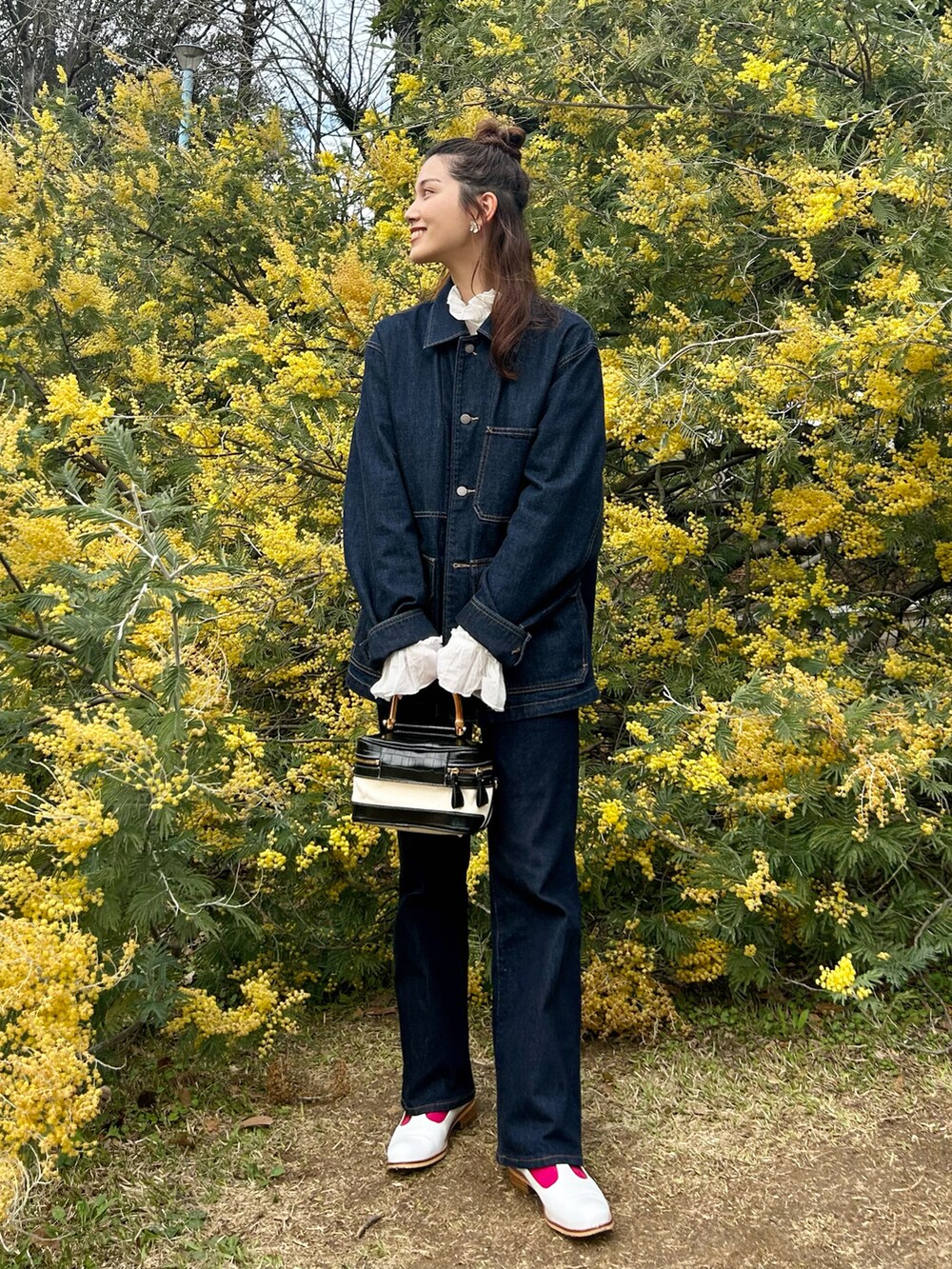 「UNIQLO U、セットアップ、休日スタイル、モノトーン、春コーデ、ローファー、プチプラ、デニム、デニムジャケット、スクエアバッグ、きれいめカジュアル、カラーソックス、ブラウス、レイヤードスタイル、シンプルコーデ」｜「UNIQLOのアイテム（デニムジャケット、ブルー系）」を使った、𝚔𝚘𝚌𝚘𝚊さん（レディース・160cm）の春コーディネートの2枚目の写真