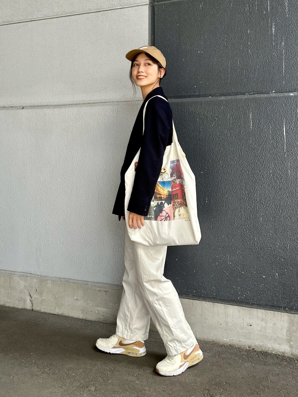 ホワイト系のTシャツ/カットソー、ブルー系のジャケット/アウター、ホワイト系のトートバッグを着用したレディースの春コーディネートの3枚目の写真