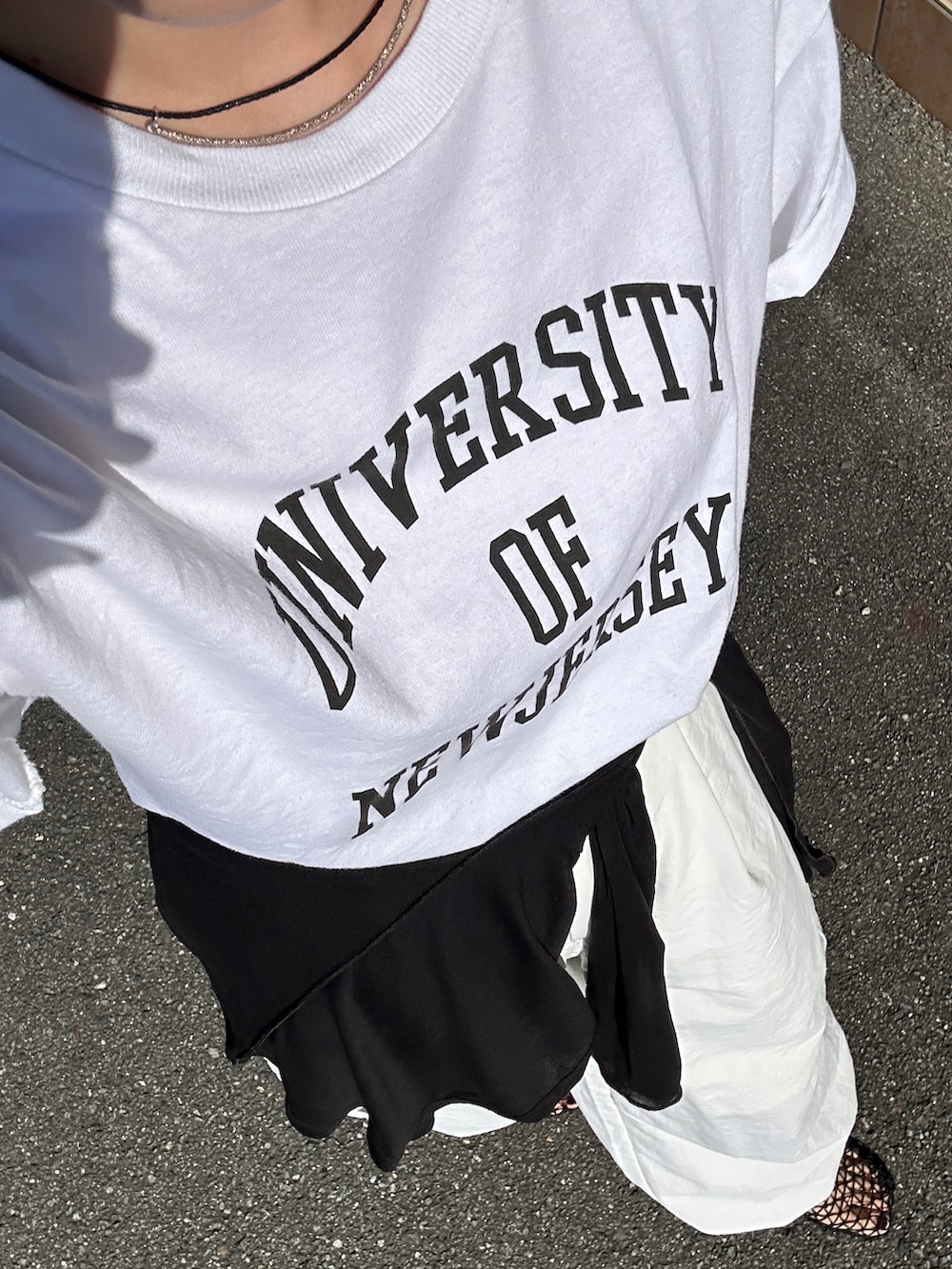 ホワイト系のTシャツ/カットソー、ホワイト系のカーゴパンツ、グリーン系のハンドバッグを着用したレディースの夏コーディネートの2枚目の写真