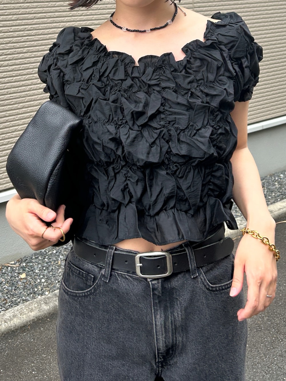 ブラック系のシャツ/ブラウス、ブラック系のハンドバッグ、ブラック系のサンダルを着用したレディースの夏コーディネートの2枚目の写真