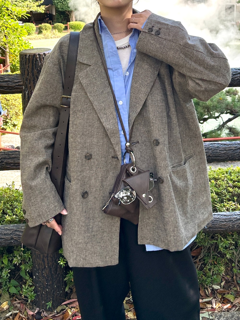 ベージュ系のテーラードジャケット、ブラック系のブーツ、ブルー系のシャツ/ブラウスを着用したレディースの秋コーディネートの3枚目の写真