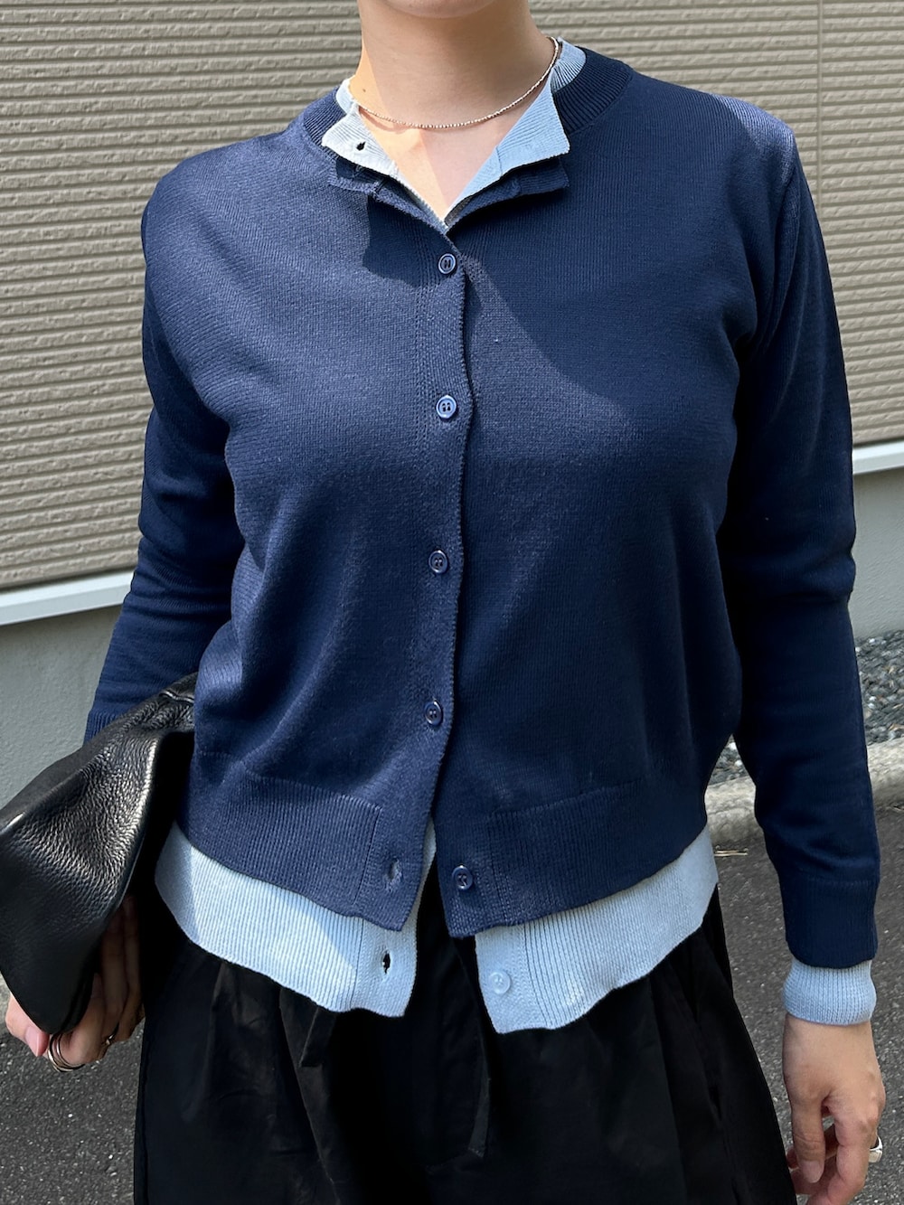 ブラック系のその他パンツ、ブラック系のサンダル、ブルー系のカーディガン/ボレロを着用したレディースの夏コーディネートの2枚目の写真