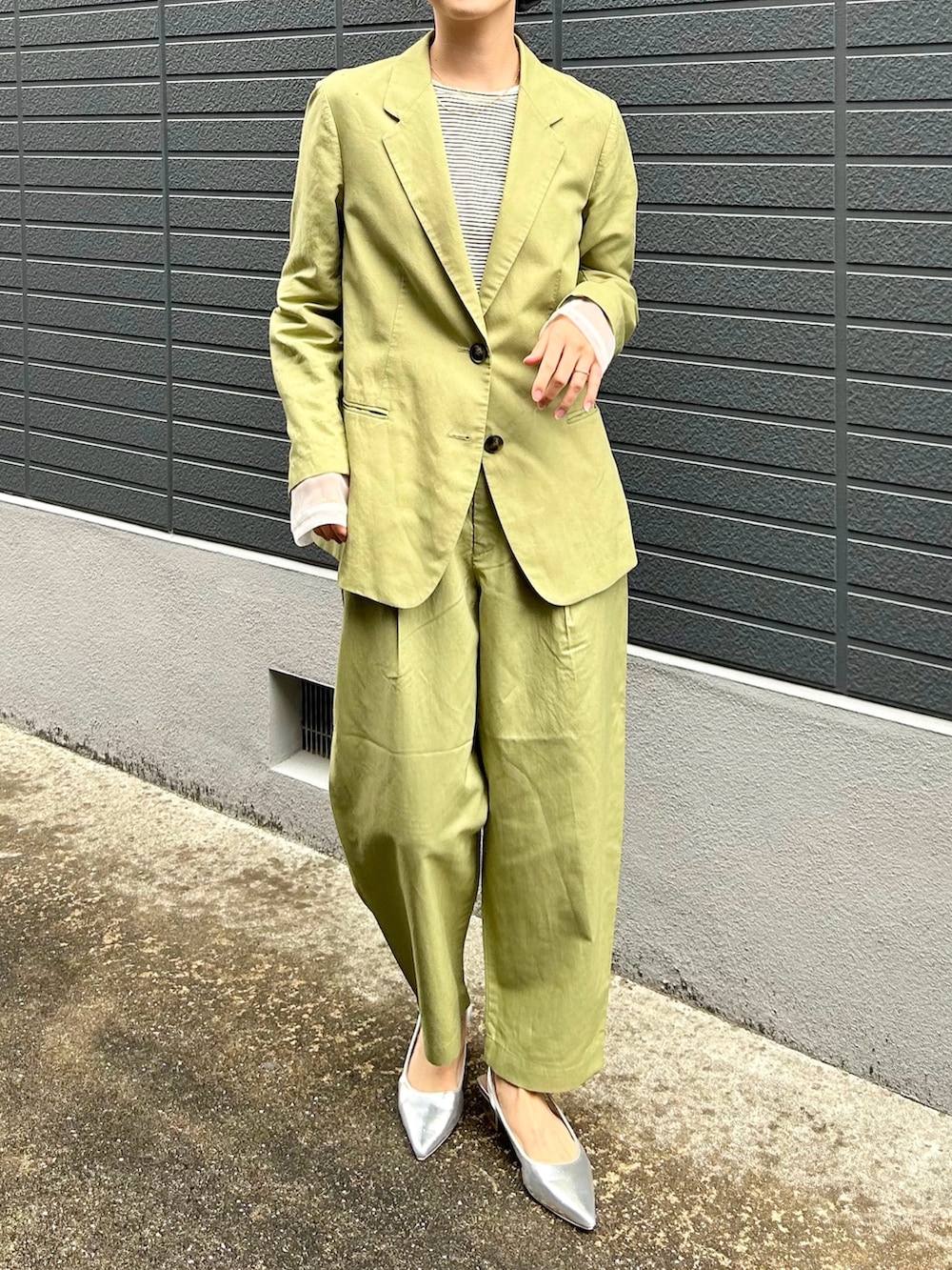 「春のNewスタイル、セットアップ、グリーン、春色、メガネ女子、シルバー、メタリック、ボーダー、チュール、プチプラ、大人カジュアル、オフィスカジュアル、春コーデ、春アウター、ジャケットスタイル」｜「CIAOPANIC TYPYの袖切替シアーアソートTEE（Tシャツ/カットソー、ホワイト系）」を使った、𝚔𝚘𝚌𝚘𝚊さん（レディース・160cm）の春コーディネートの3枚目の写真