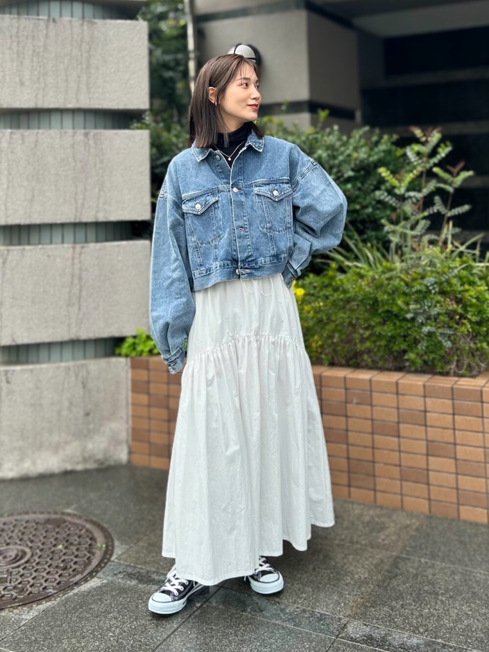 「春のおしゃ見えテクニック、デニム、デニムジャケット、ジャケットスタイル、レイヤードスタイル、スニーカー、converse、タートルネック、春服みてみて、春コーデ、春アウター、プチプラ、春色、大人カジュアル、休日スタイル」｜「tiptopの[丈が選べる]デニムGジャン（デニムジャケット、ブルー系）」を使った、𝚔𝚘𝚌𝚘𝚊さん（レディース・160cm）の春コーディネートの3枚目の写真