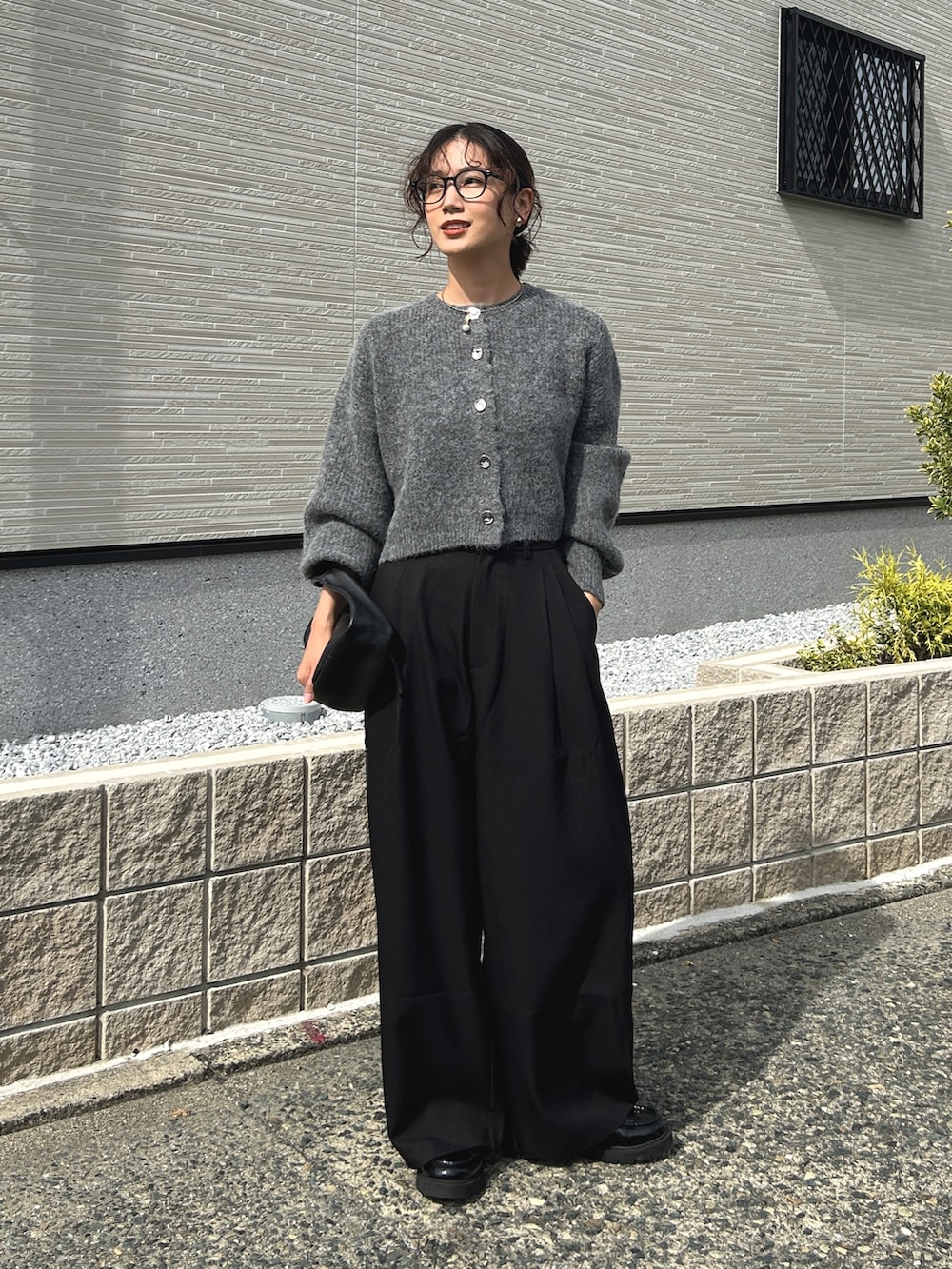 「秋コーデ、カーディガン、スラックス、ワイドパンツ、シンプルコーデ、ローファー、厚底シューズ、メガネ女子、ハンドバッグ、レザー、プチプラ、黒縁メガネ、きれいめカジュアル、パールネックレス、モノトーン」｜「Formequeの【Formeque】2タックワイドスラックス（スラックス、ブラック系）」を使った、𝚔𝚘𝚌𝚘𝚊さん（レディース・160cm）の秋コーディネートの2枚目の写真