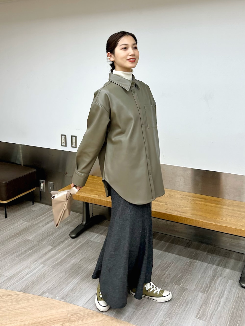 「ファッションを楽しもう、レザー、シャツスタイル、レイヤードスタイル、タートルネック、マーメイドスカート、スニーカー、ハイカットスニーカー、コンバース、converse、ミニバッグ、ハンドバッグ、きれいめカジュアル、プチプラ、シンプルコーデ」｜「GUのアイテム（シャツ/ブラウス、その他）」を使った、𝚔𝚘𝚌𝚘𝚊さん（レディース・160cm）の秋コーディネートの2枚目の写真