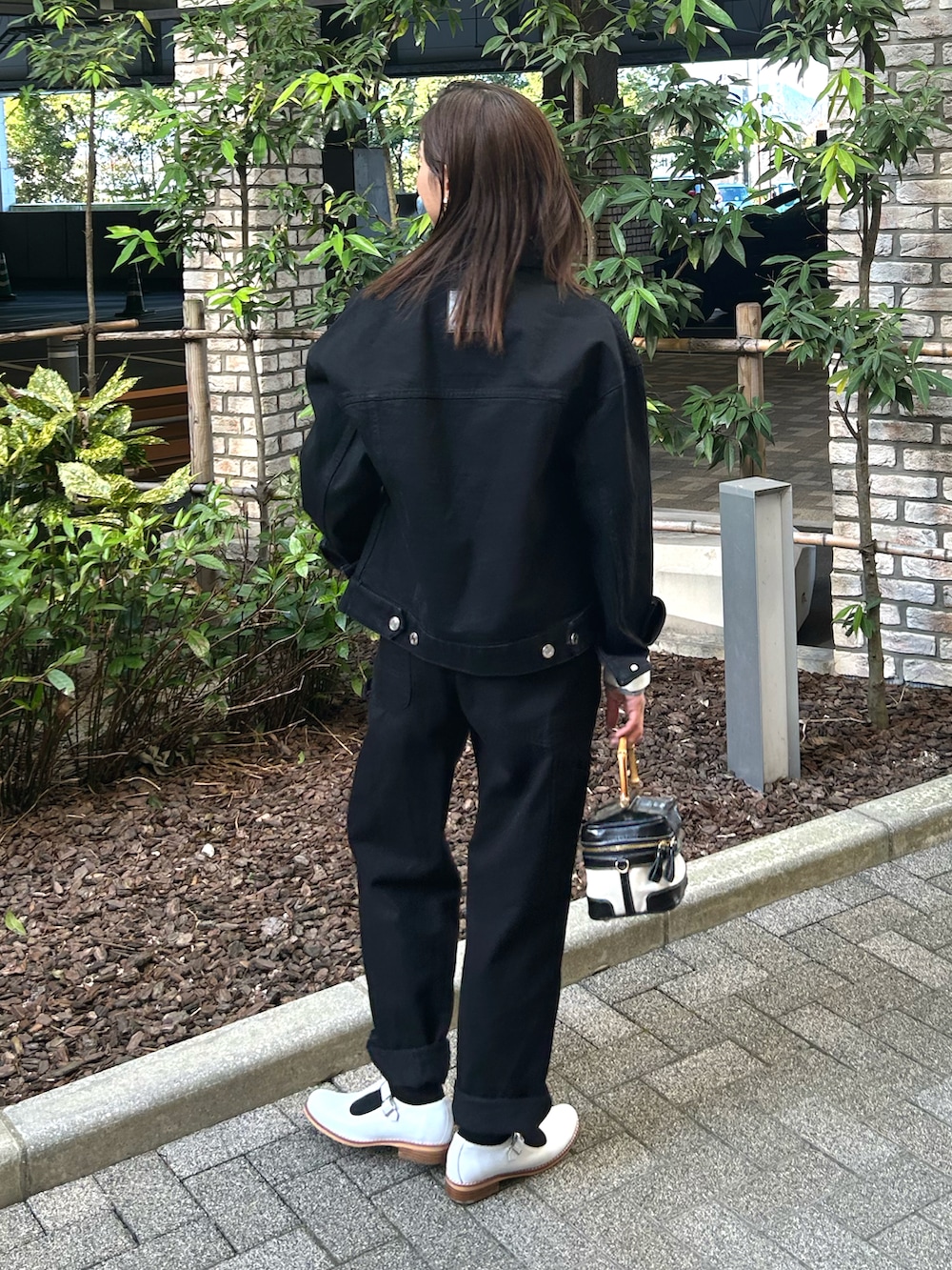 「重ね着ベストシーズン、大人カジュアル、きれいめカジュアル、モノトーン、デニム、ローファー、デニムジャケット、シャツスタイル、プチプラ、PR、オーバーオール、ハンドバッグ、レイヤードスタイル、秋コーデ、お出かけコーデ」｜「UNIQLOのアイテム（トップス、ホワイト系）」を使った、𝚔𝚘𝚌𝚘𝚊さん（レディース・160cm）の秋コーディネートの5枚目の写真