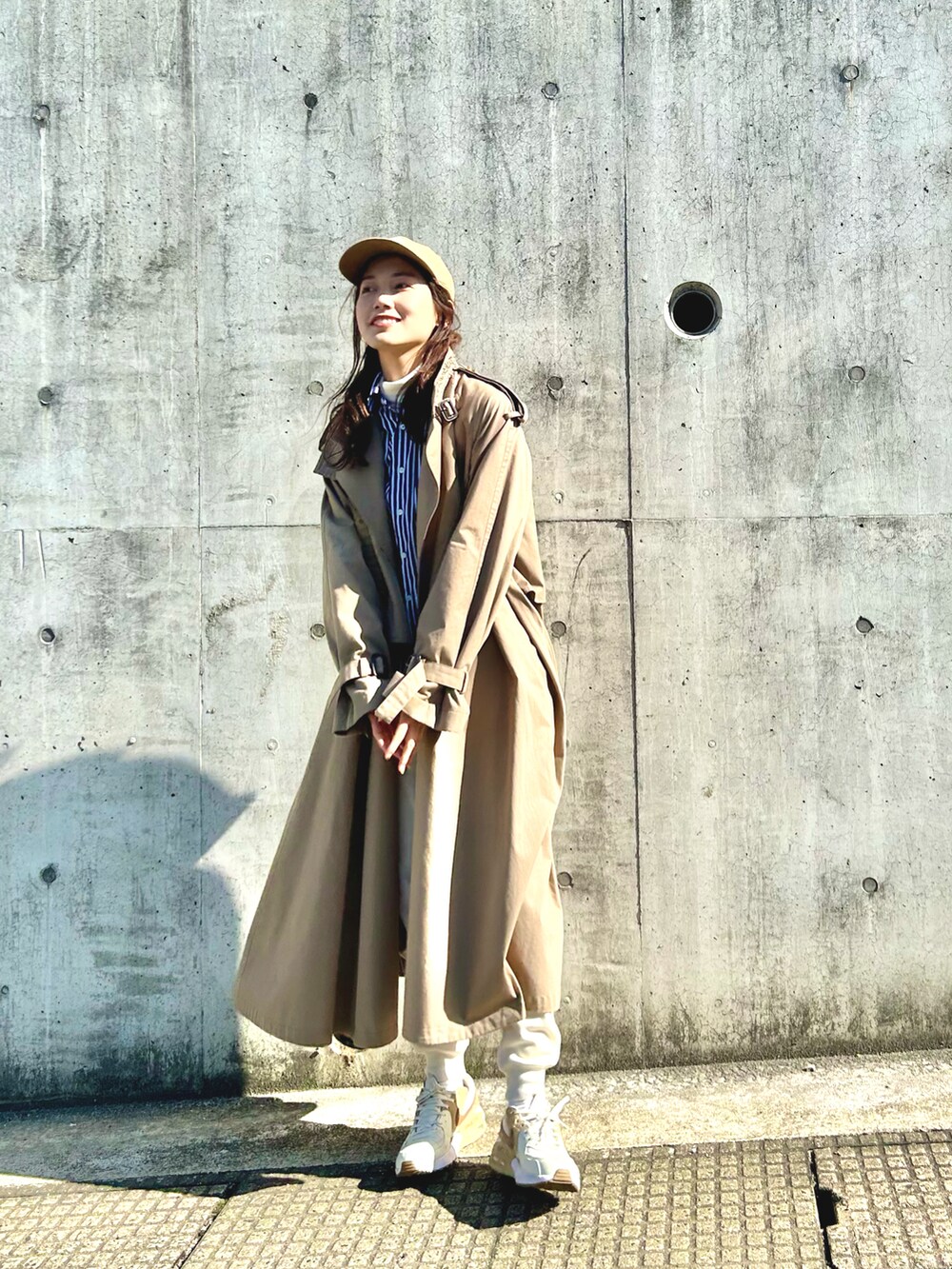 ホワイト系のスウェットパンツ、ブルー系のシャツ/ブラウス、ホワイト系のトップスを着用したレディースの冬コーディネートの2枚目の写真