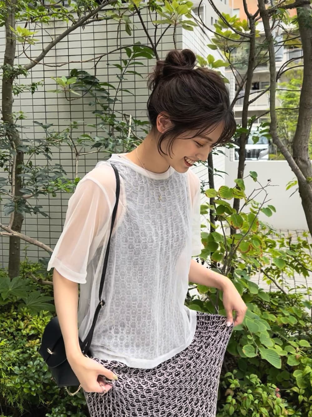 ホワイト系のTシャツ/カットソー、ブルー系のワンピース、ブラック系のパンプスを着用したレディースの夏コーディネートの3枚目の写真