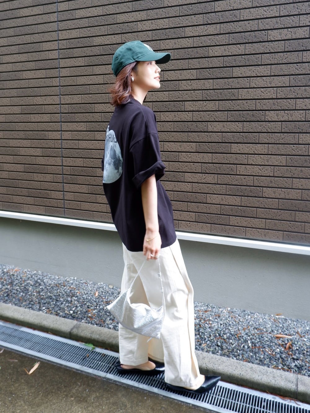 ブラック系のTシャツ/カットソー、ホワイト系のその他パンツ、ブラック系のパンプスを着用したレディースの春コーディネートの3枚目の写真