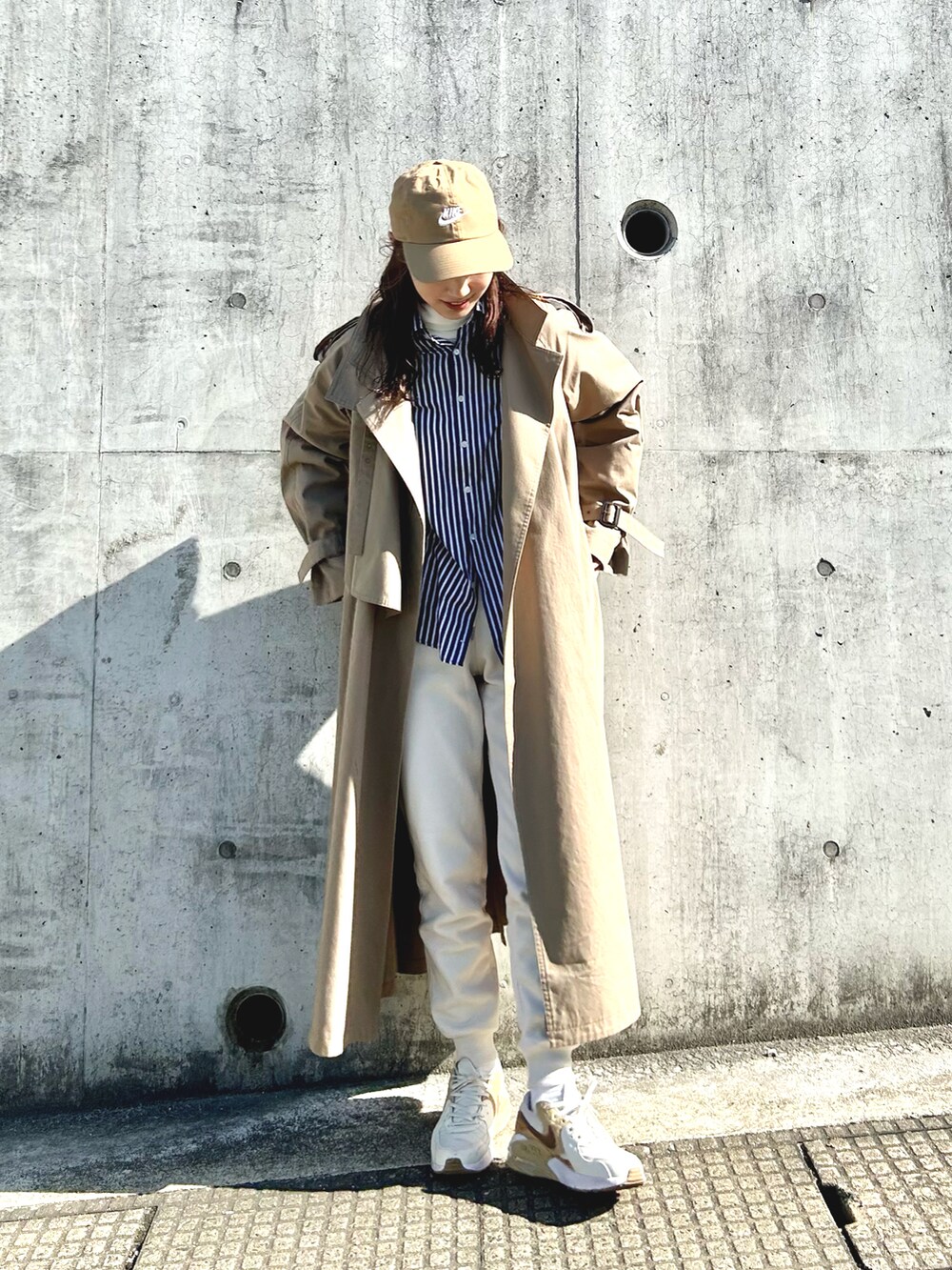 ホワイト系のスウェットパンツ、ブルー系のシャツ/ブラウス、ホワイト系のトップスを着用したレディースの冬コーディネートの3枚目の写真