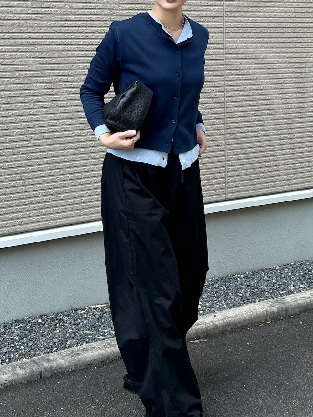 ブラック系のその他パンツ、ブラック系のサンダル、ブルー系のカーディガン/ボレロを着用したレディースの夏コーディネートの3枚目の写真