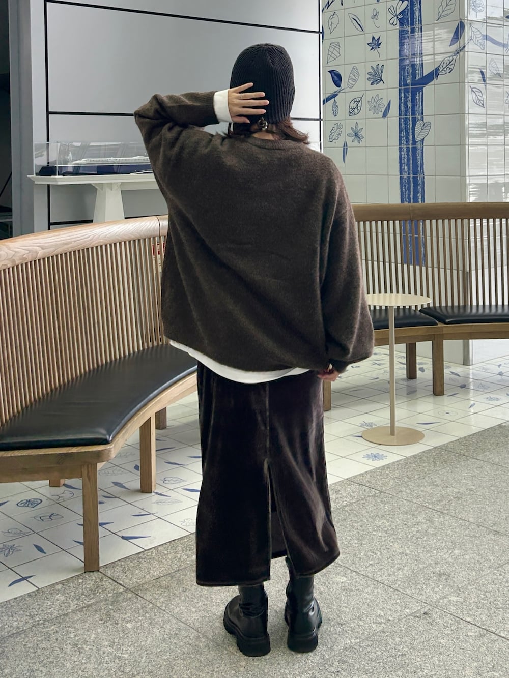 ブラック系のブーツ、ブラウン系のショルダーバッグ、ブラウン系のニット/セーターを着用したレディースの秋コーディネートの5枚目の写真