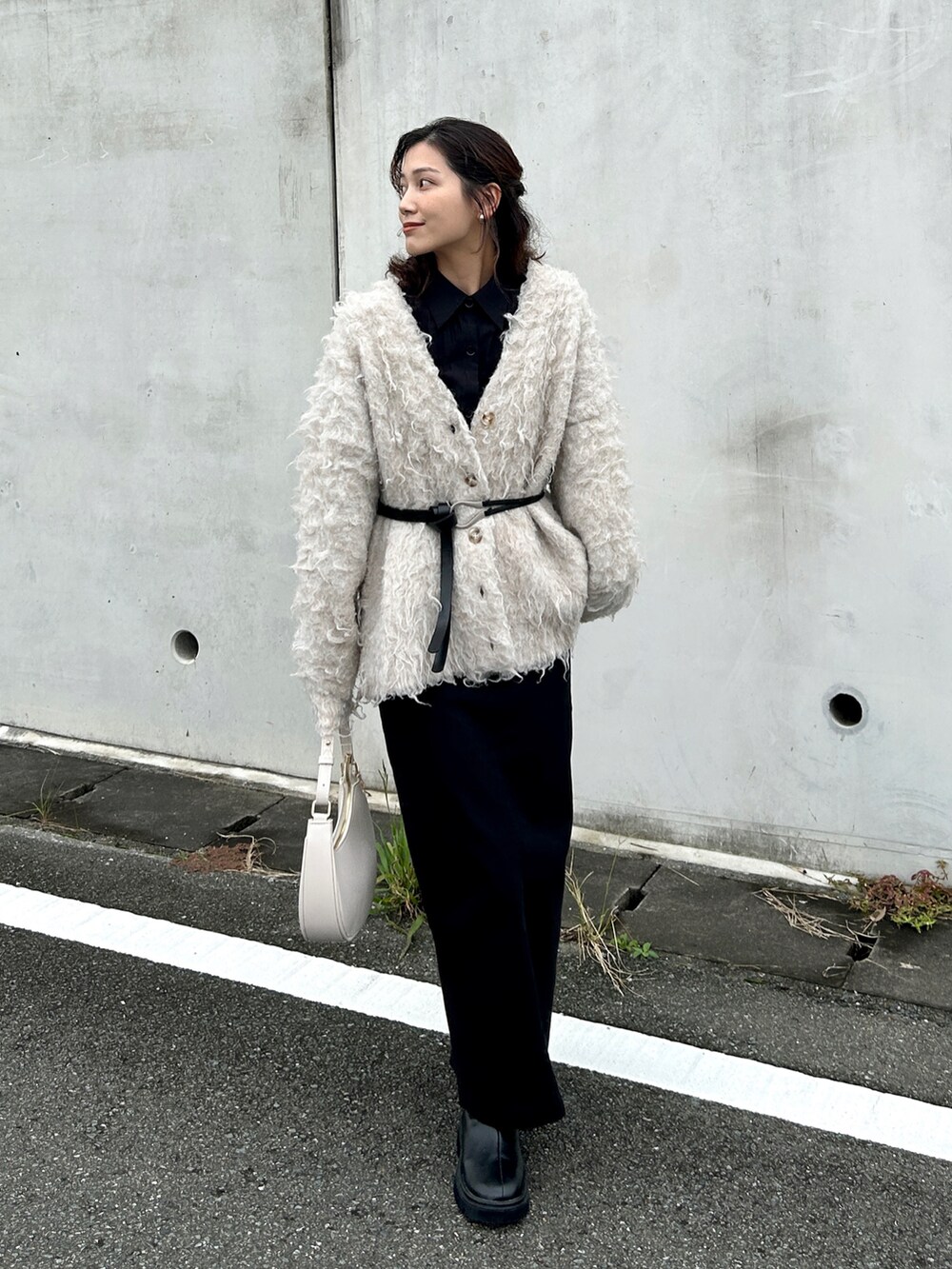 ホワイト系のハンドバッグ、ブラック系のシャツ/ブラウス、ブラック系のスカートを着用したレディースの秋コーディネートの4枚目の写真