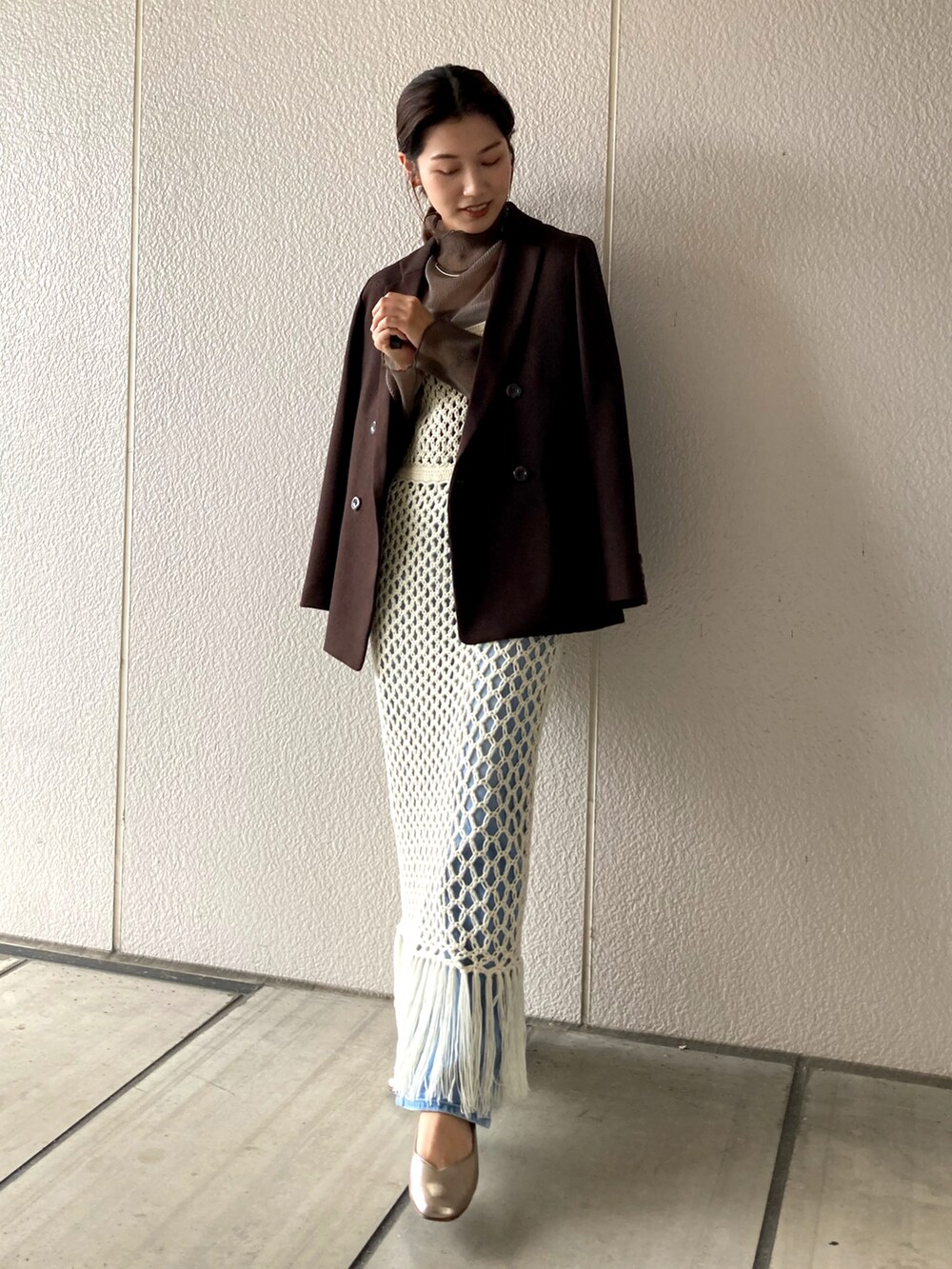 グレー系のTシャツ/カットソー、ブラウン系のテーラードジャケット、ホワイト系のワンピースを着用したレディースの夏コーディネートの2枚目の写真