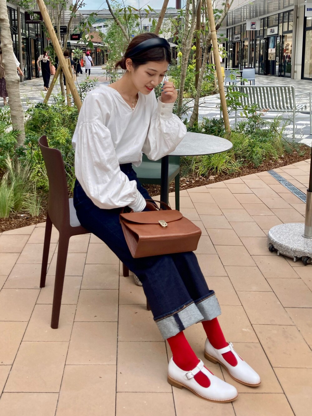 ホワイト系のシャツ/ブラウス、ブラウン系のバッグ、ホワイト系のローファーを着用したレディースの夏コーディネートの2枚目の写真