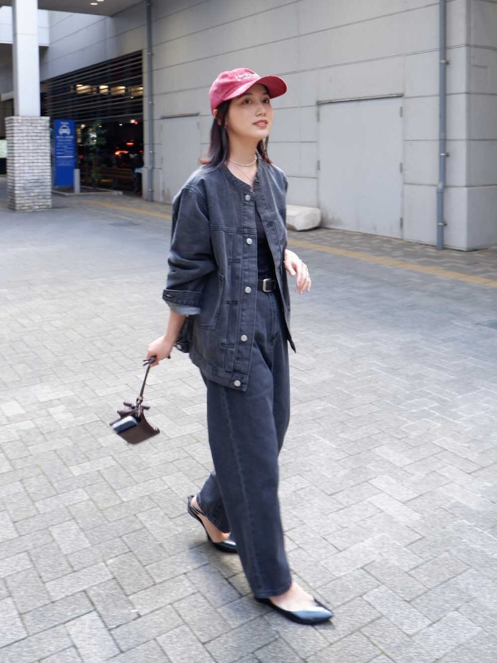 ブラック系のパンプス、ブラック系のデニムジャケット、ブラック系のデニムパンツを着用したレディースの秋コーディネートの3枚目の写真