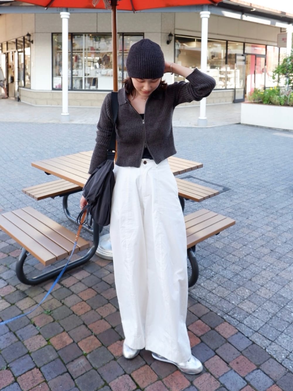 ホワイト系のその他パンツ、グレー系のカーディガン/ボレロ、シルバー系のスニーカーを着用したレディースの秋コーディネートの3枚目の写真