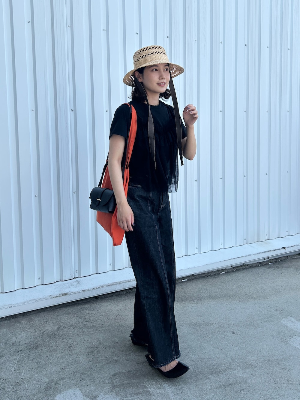 ブラック系のTシャツ/カットソー、オレンジ系のトートバッグ、ブラック系のショルダーバッグを着用したレディースの夏コーディネートの4枚目の写真