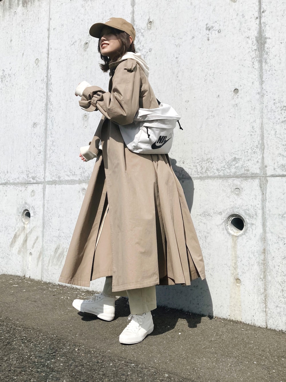 「はじめましてコーデ、ビッグシルエット、淡色コーデ、アウトドアスタイル、トレンチコート、キャップ、ハイカットスニーカー、NIKE、randeboo、パーカー、メンズライク、ベイカーパンツ、白スニーカー、リラックススタイル、スポーツミックス」｜「NIKEの【NIKE】H86 フーチュラ ウォッシュド キャップ（キャップ、ブラウン系）」を使った、𝚔𝚘𝚌𝚘𝚊さん（レディース・160cm）の春コーディネートの4枚目の写真