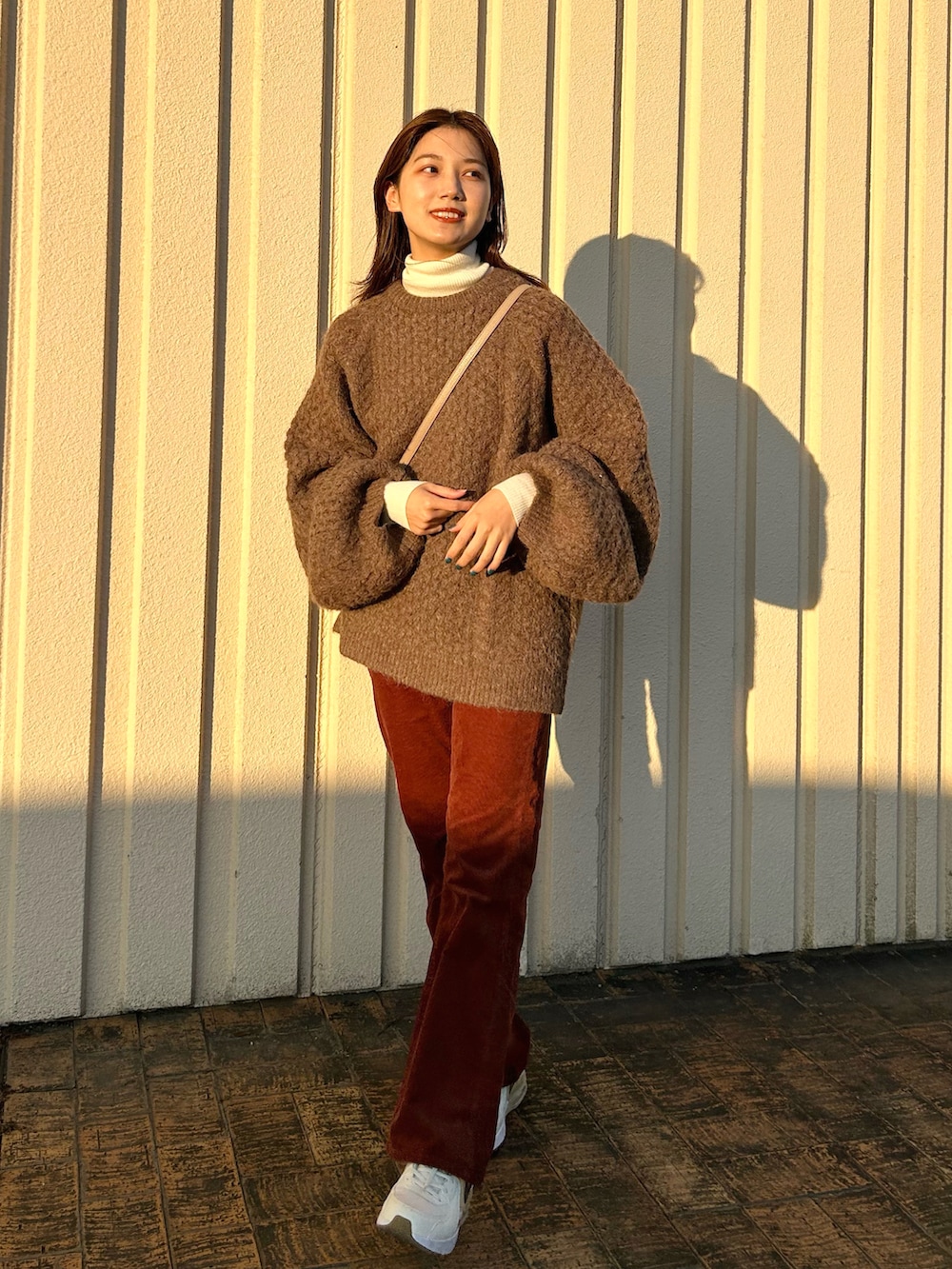 「休日スタイル、冬コーデ、ニット、コーデュロイ、フレアパンツ、スニーカー、タートルネック、レイヤードスタイル、selectmoca、UNIQLO、PR、エアマックス、NIKE、きれいめカジュアル、私の推しブランド」｜「UNIQLOのアイテム（パンツ、ブラウン系）」を使った、𝚔𝚘𝚌𝚘𝚊さん（レディース・160cm）の冬コーディネートの2枚目の写真