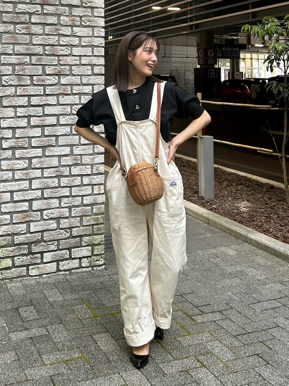 「シンプルコーデ、レイヤードスタイル、プチプラ、夏コーデ、オーバーオール、サロペット、カーディガン、きれいめカジュアル、モノトーン、ラフ、休日スタイル、お出かけコーデ、デニム、ショルダーバッグ、かごバッグ」｜「tiptopのハートボタン2way半袖カーディガン（カーディガン/ボレロ、ブラック系）」を使った、𝚔𝚘𝚌𝚘𝚊さん（レディース・160cm）の春コーディネートの3枚目の写真