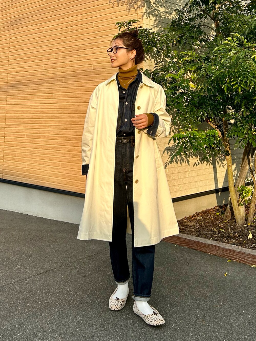 「ファッションを楽しもう、お出かけコーデ、デニム、コート、メガネ女子、スクエアトゥ、フラットシューズ、ハンドバッグ、きれいめカジュアル、冬コーデ、レイヤードスタイル、タートルネック、プチプラ、シャツスタイル、ステンカラーコート」｜「JINSのアイテム（メガネ、ブラック系）」を使った、𝚔𝚘𝚌𝚘𝚊さん（レディース・160cm）の秋コーディネートの3枚目の写真
