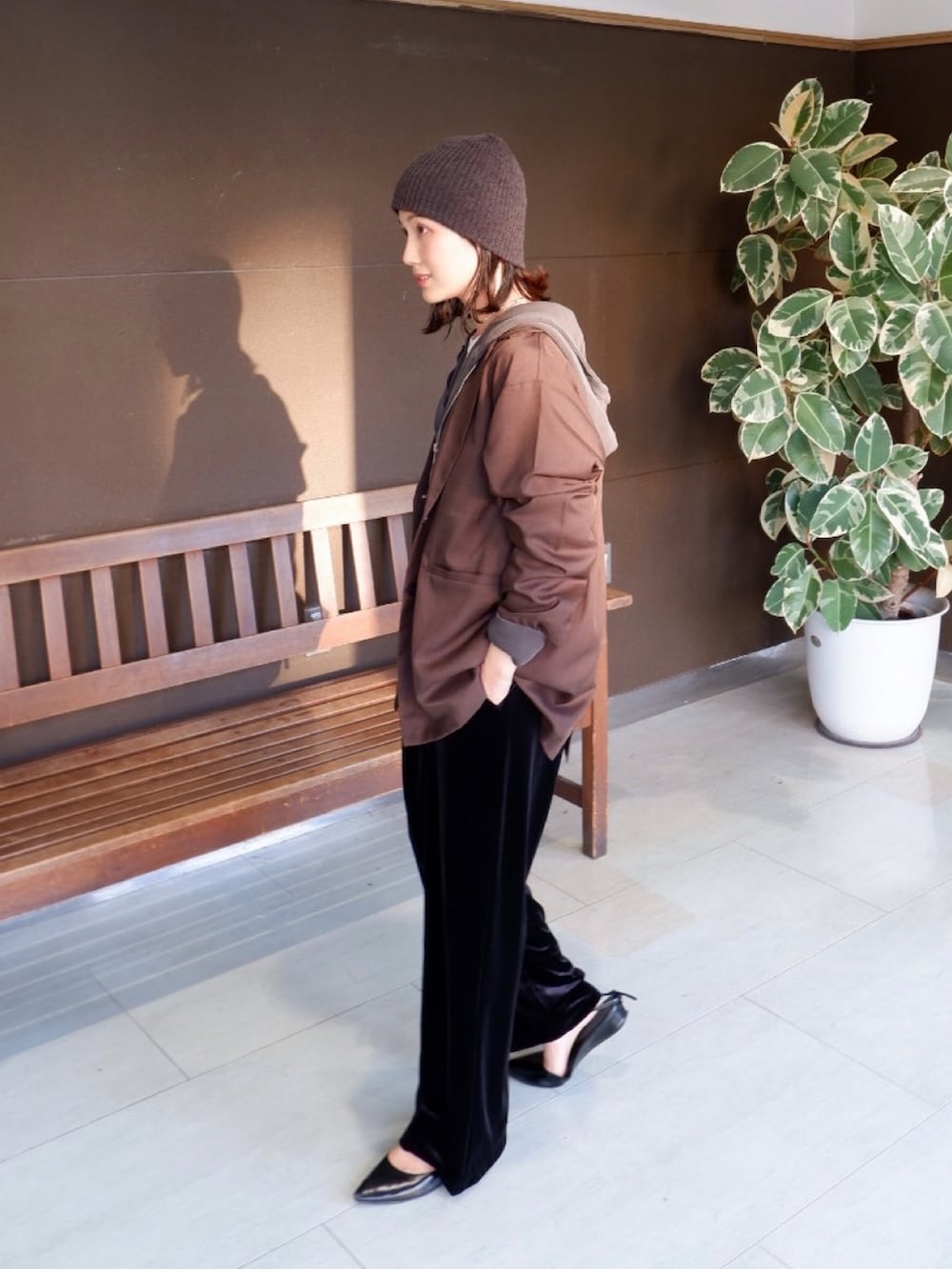 「パーカー、レイヤードスタイル、きれいめカジュアル、ベロア、ジャケットスタイル、秋服準備はじめました、休日スタイル、お出かけコーデ、レザー、ブラウン、プチプラ、モノトーン、ビーニー、ポインテッドトゥ、ジャケット」｜「tiptopのヴィンテージ加工ダブルジップパーカー（パーカー、グレー系）」を使った、𝚔𝚘𝚌𝚘𝚊さん（骨格ナチュラル・レディース・160cm）の秋コーディネートの2枚目の写真