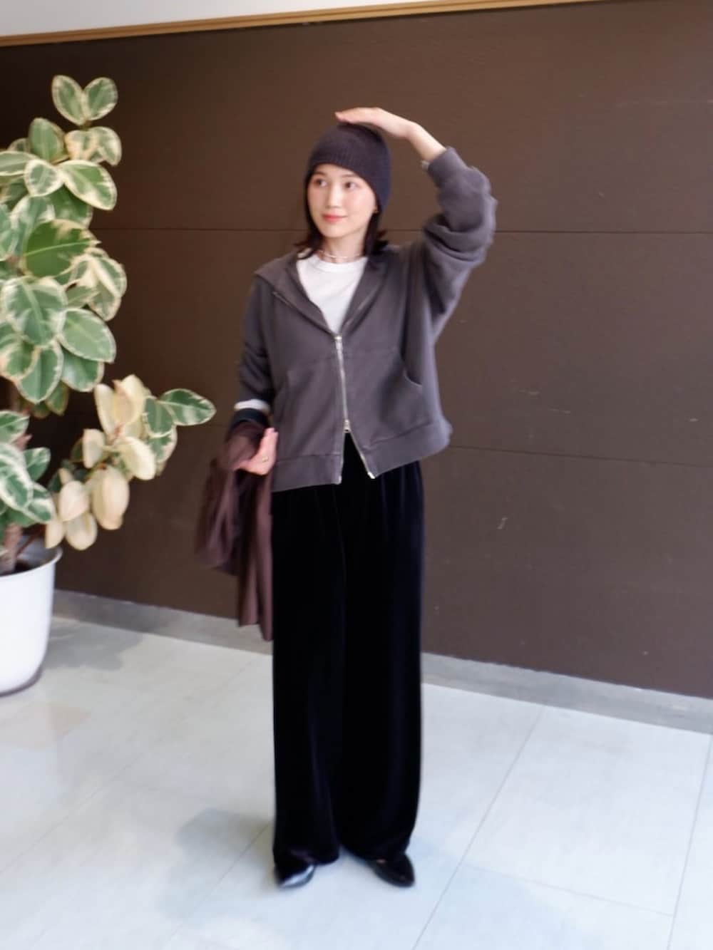 「パーカー、レイヤードスタイル、きれいめカジュアル、ベロア、ジャケットスタイル、秋服準備はじめました、休日スタイル、お出かけコーデ、レザー、ブラウン、プチプラ、モノトーン、ビーニー、ポインテッドトゥ、ジャケット」｜「tiptopのヴィンテージ加工ダブルジップパーカー（パーカー、グレー系）」を使った、𝚔𝚘𝚌𝚘𝚊さん（骨格ナチュラル・レディース・160cm）の秋コーディネートの5枚目の写真