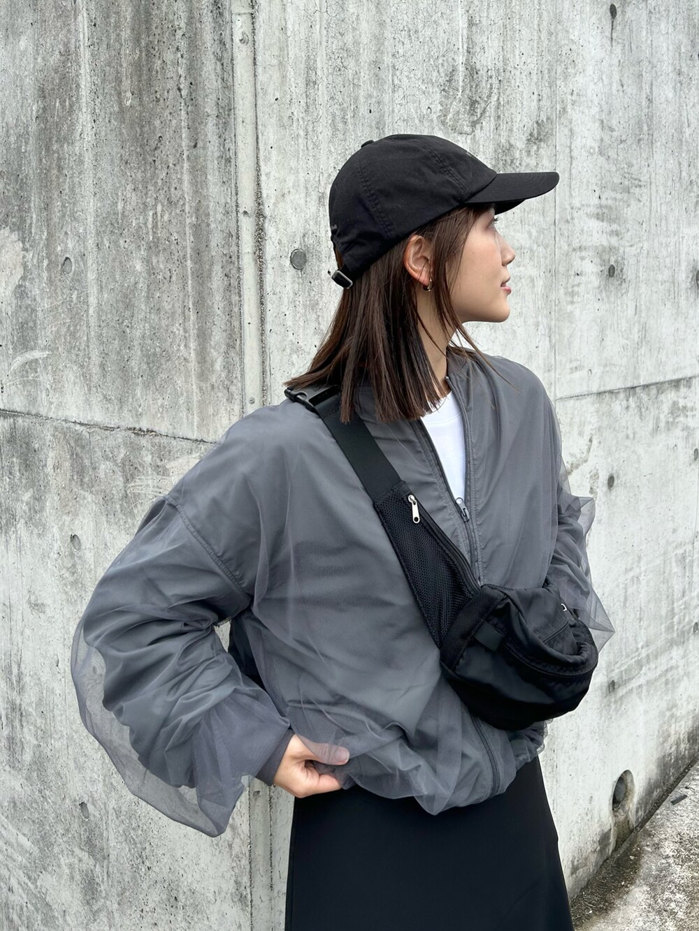 「春のNewスタイル、春コーデ、スポーツミックス、マーメイドスカート、キャップ、スニーカー、厚底シューズ、ブルゾン、チュール、プチプラ、モノトーン、ショルダーバッグ、休日スタイル、ビッグシルエット、シンプルコーデ」|「tiptopのチュールレイヤードBIGブルゾン(ブルゾン、グレー系)」を使った、𝚔𝚘𝚌𝚘𝚊さん(レディース・160cm)の春コーディネートの2枚目の写真