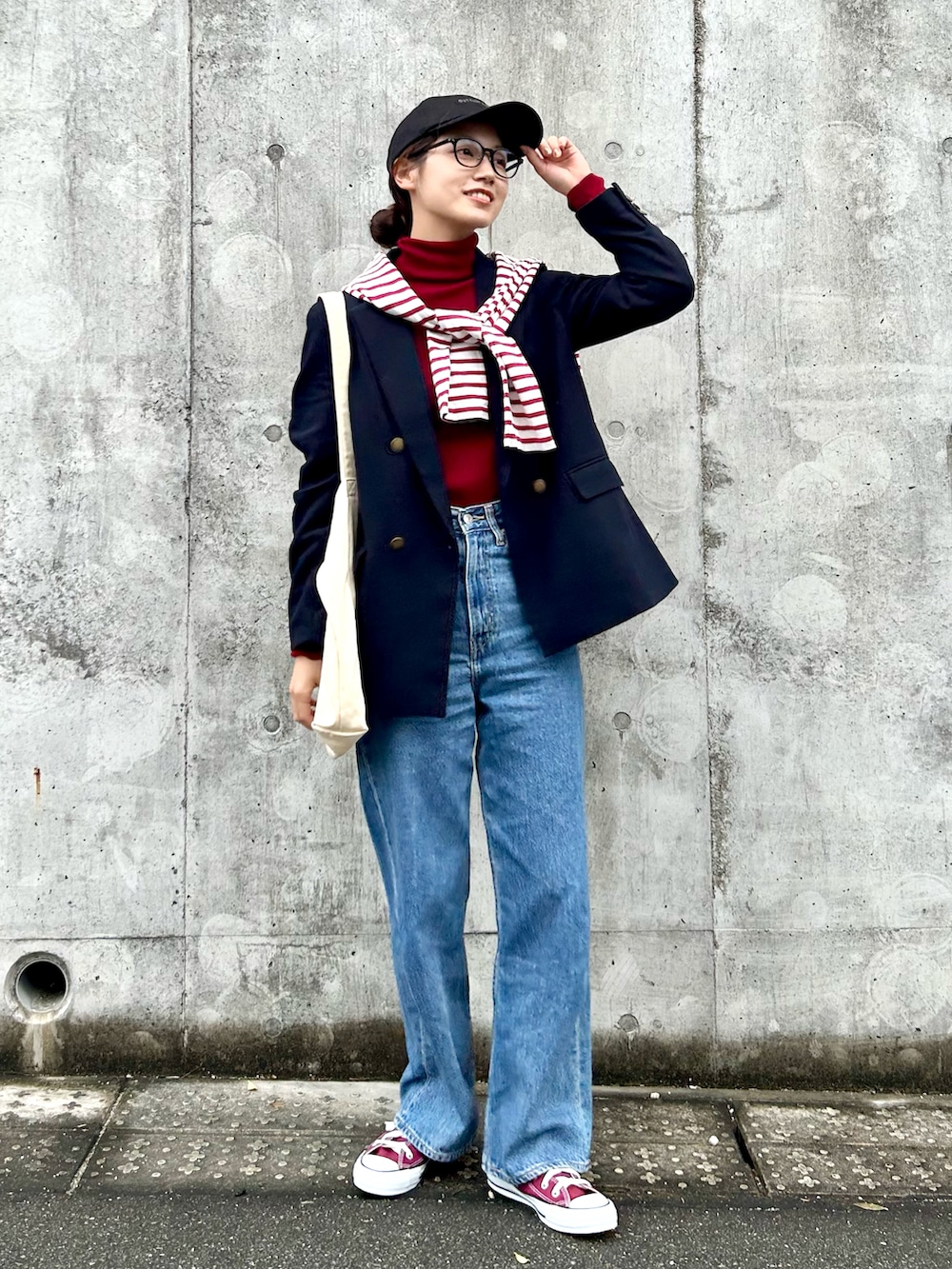 ブルー系のジャケット/アウター、レッド系のTシャツ/カットソー、ブルー系のデニムパンツを着用したレディースの冬コーディネートの3枚目の写真