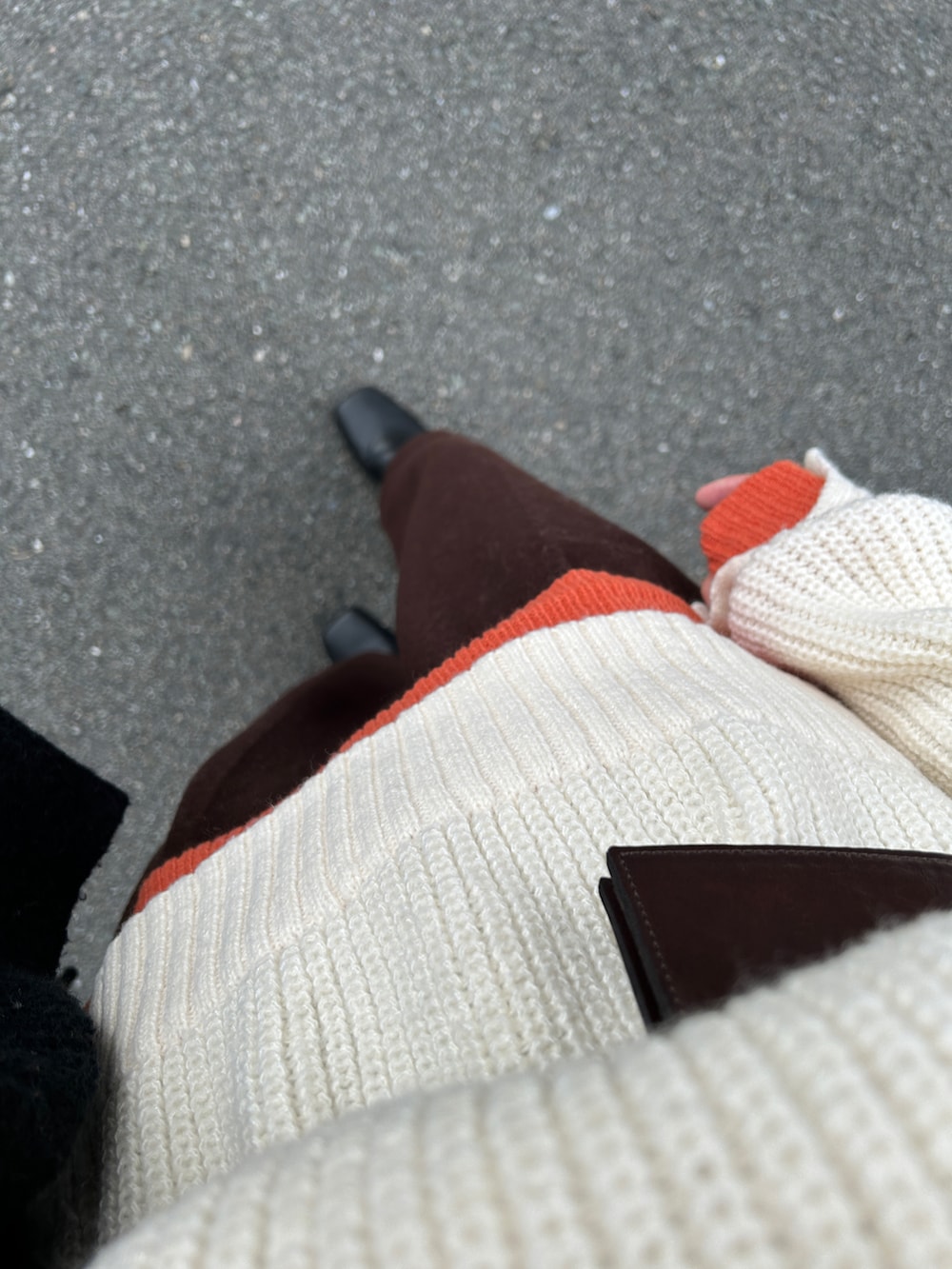 ホワイト系のニット/セーター、ブラック系のブーツ、ブラウン系のその他パンツを着用したレディースの冬コーディネートの3枚目の写真