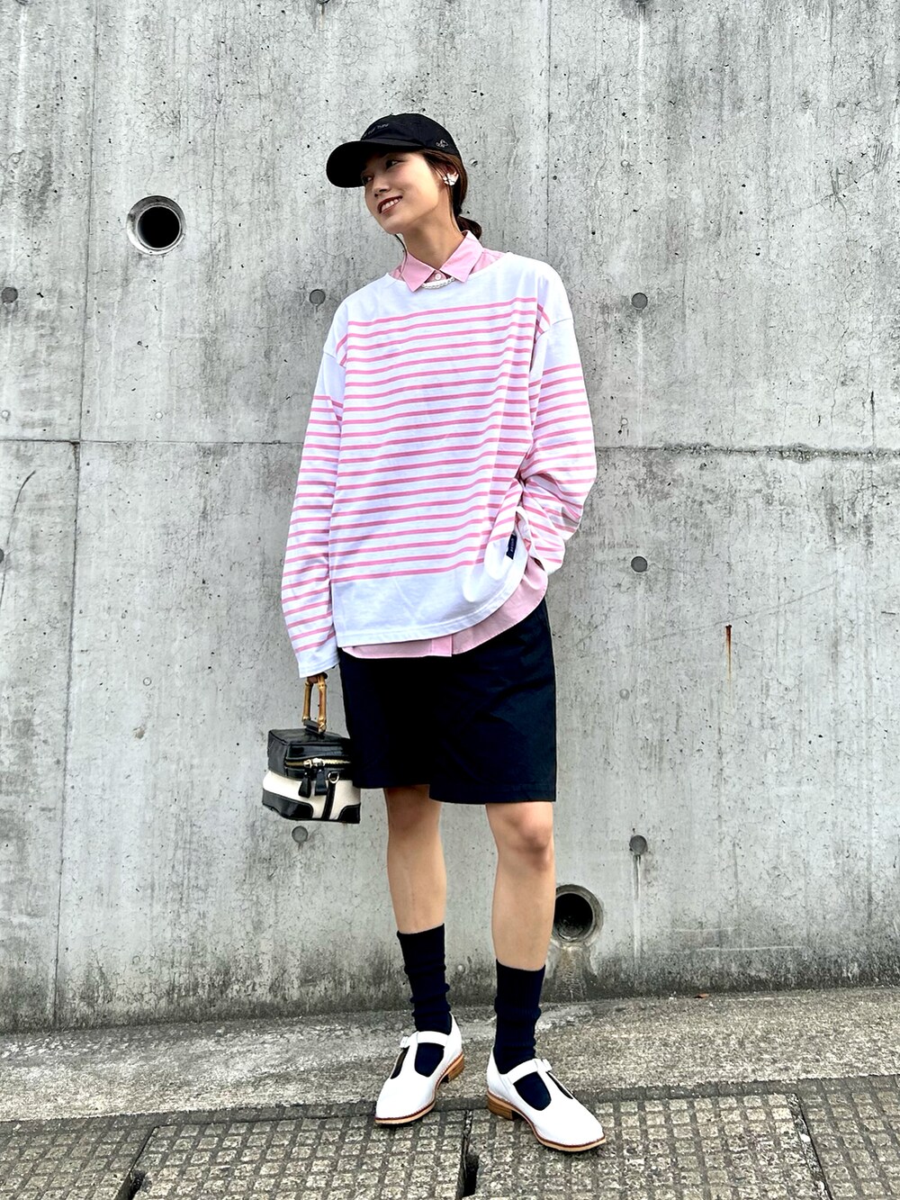 「春服デビュー宣言、休日スタイル、ハーフパンツ、キャップ、ローファー、スクエアバッグ、ボーダー、春服みてみて、ピンク、プチプラ、PR、シャツスタイル、ビッグシルエット、パステル映える春、レイヤードスタイル」｜「UNIQLOのアイテム（キャップ、ブラック系）」を使った、𝚔𝚘𝚌𝚘𝚊さん（レディース・160cm）の春コーディネートの2枚目の写真