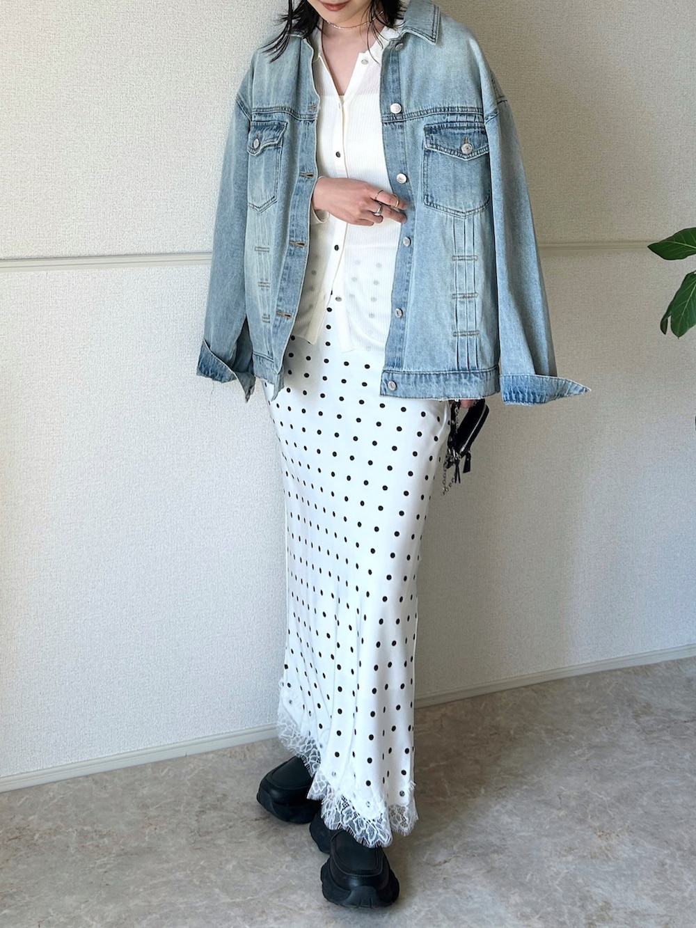 ホワイト系のスカート、ブラック系のローファー、ホワイト系のカーディガン/ボレロを着用したレディースの春コーディネートの4枚目の写真