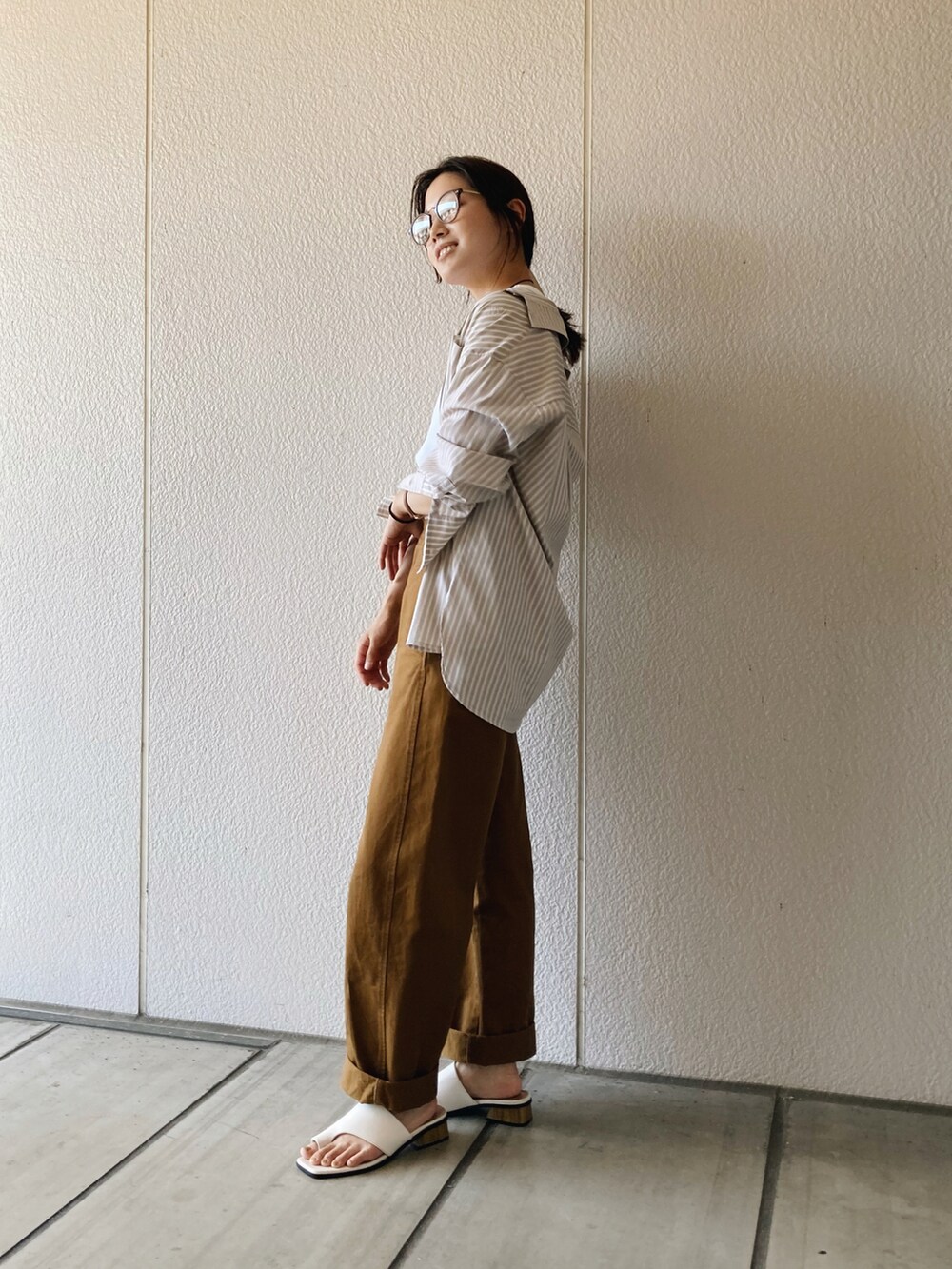 ベージュ系のシャツ/ブラウス、その他のパンツ、ホワイト系のTシャツ/カットソーを着用したレディースの夏コーディネートの2枚目の写真