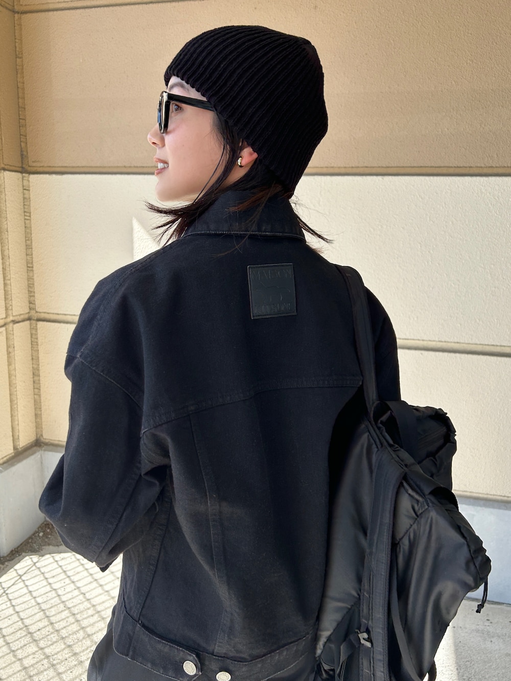 ブラック系のその他パンツ、ブラック系のスニーカー、ブラック系のデニムジャケットを着用したレディースの春コーディネートの4枚目の写真