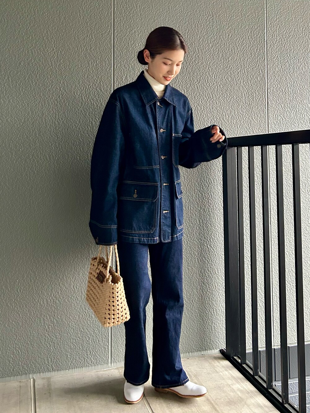 「春服デビュー宣言、春服みてみて、春コーデ、UNIQLO U、シンプルコーデ、デニムジャケット、プチプラ、ローファー、ビッグシルエット、休日スタイル、モノトーン、かごバッグ、ボーダー、レイヤードスタイル、きれいめカジュアル」｜「UNIQLOのアイテム（デニムジャケット、ブルー系）」を使った、𝚔𝚘𝚌𝚘𝚊さん（レディース・160cm）の春コーディネートの2枚目の写真