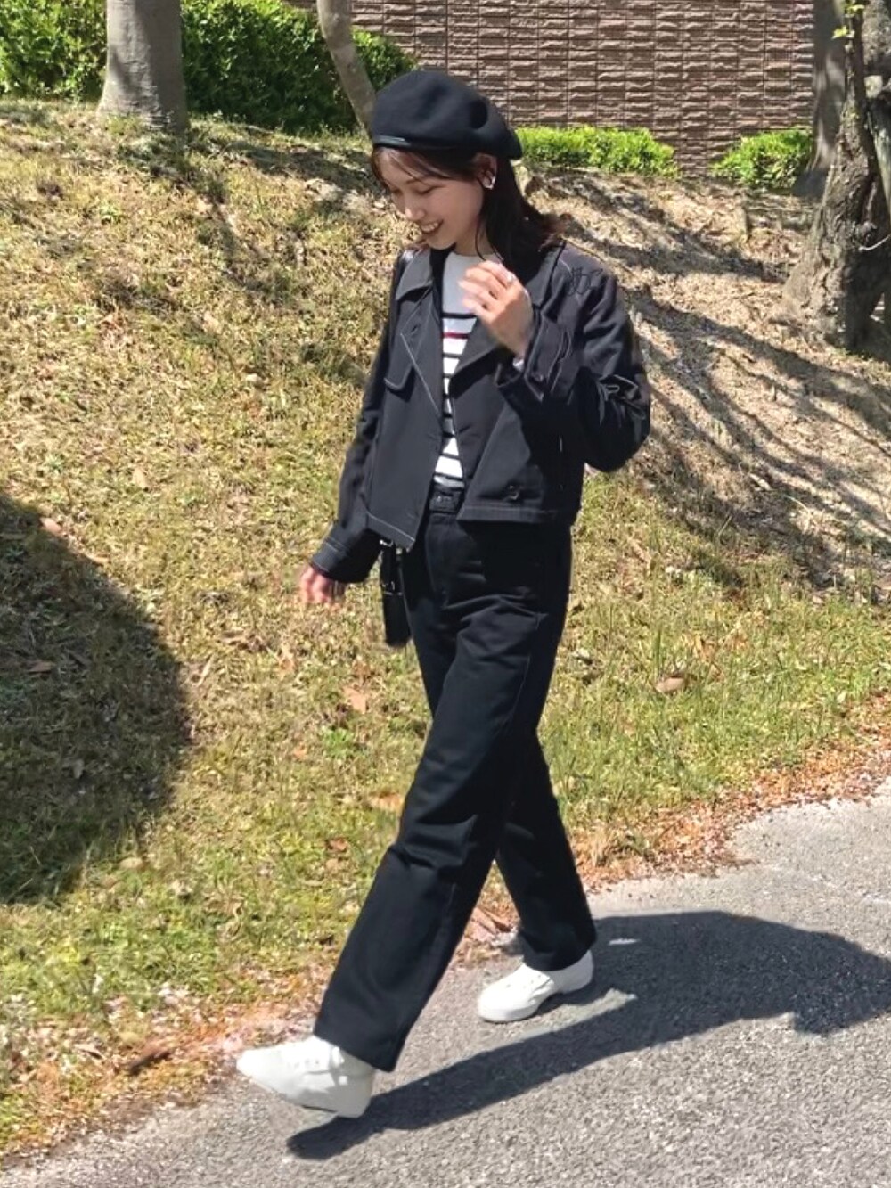 「はじめましてコーデ、UNIQLO、UNIQLO U、ハイカットスニーカー、ショート丈アウター、トレンチコート、TINA:JOJUN、ローリーズファーム(LOWRYS FARM)、ベレー帽、モノトーン、きれいめカジュアル、大人カジュアル、プチプラ、ボーダー、ショルダーバッグ」｜「LOWRYS FARMのフェルトベレー　765054（ハンチング/ベレー帽、ブラック系）」を使った、𝚔𝚘𝚌𝚘𝚊さん（レディース・160cm）の春コーディネートの2枚目の写真