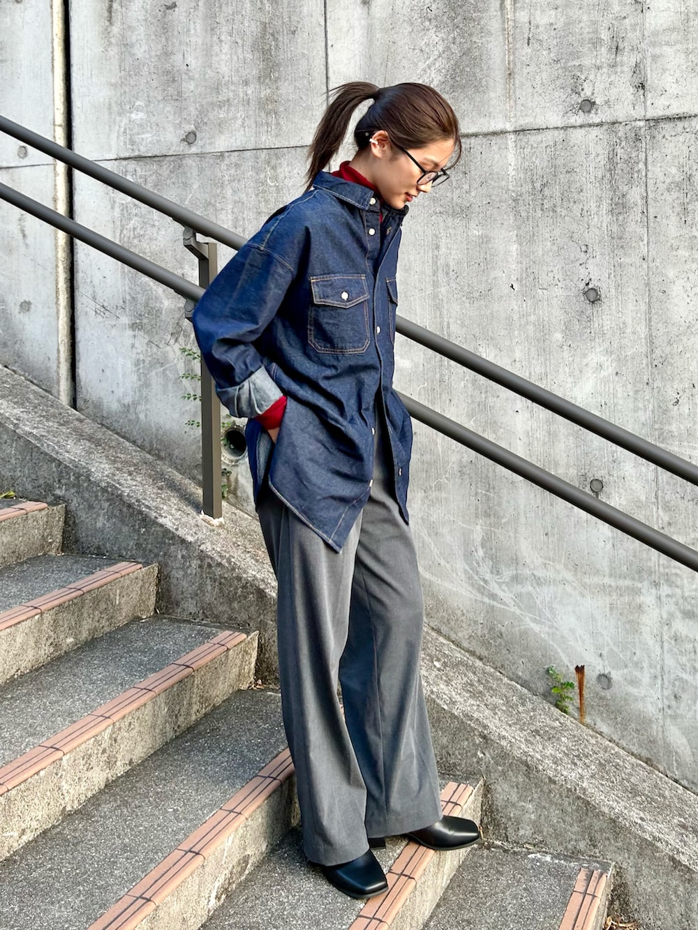 「ファッションを楽しもう、今日のコスメと服、秋コーデ、スラックス、プチプラ、ブーツ、メガネ女子、デニム、シャツスタイル、ニット、タートルネック、赤、ワイドパンツ、ショルダーバッグ、きれいめカジュアル」|「UNIQLOのアイテム(ニット/セーター、レッド系)」を使った、𝚔𝚘𝚌𝚘𝚊さん(レディース・160cm)の秋コーディネートの3枚目の写真